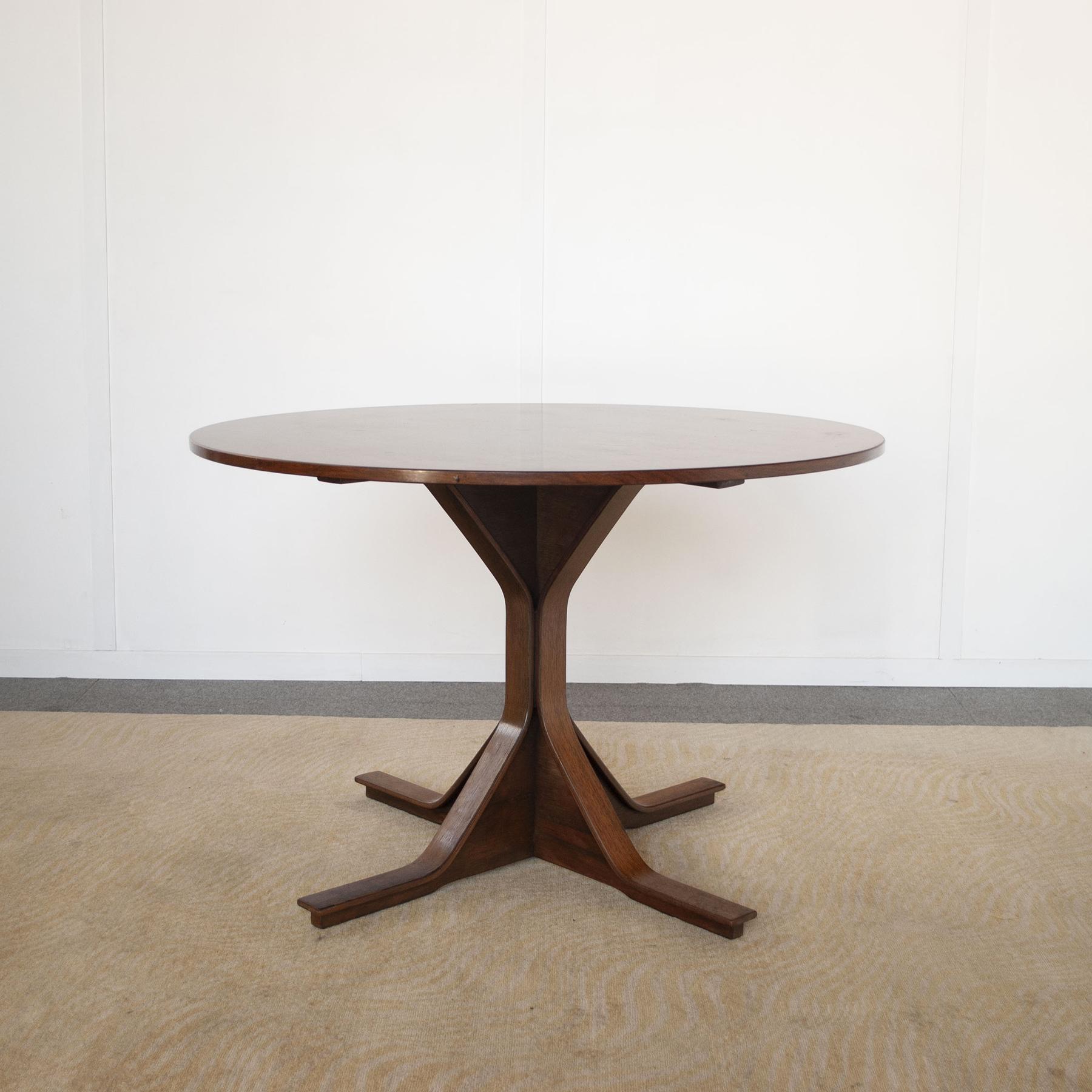 A classic of 1960s Italian design. Round table model 522 in rosewood, rare, manufactured by Bernini designer Gianfranco Frattini.

Frattini graduated in Architecture at Politecnico di Milano in 1953.

He opened his professional studio in Milan,