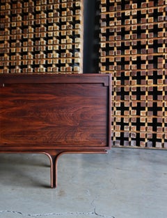 Crédence Jacaranda avec porte à tambour de Gianfranco Frattini pour Bernini:: vers 1957