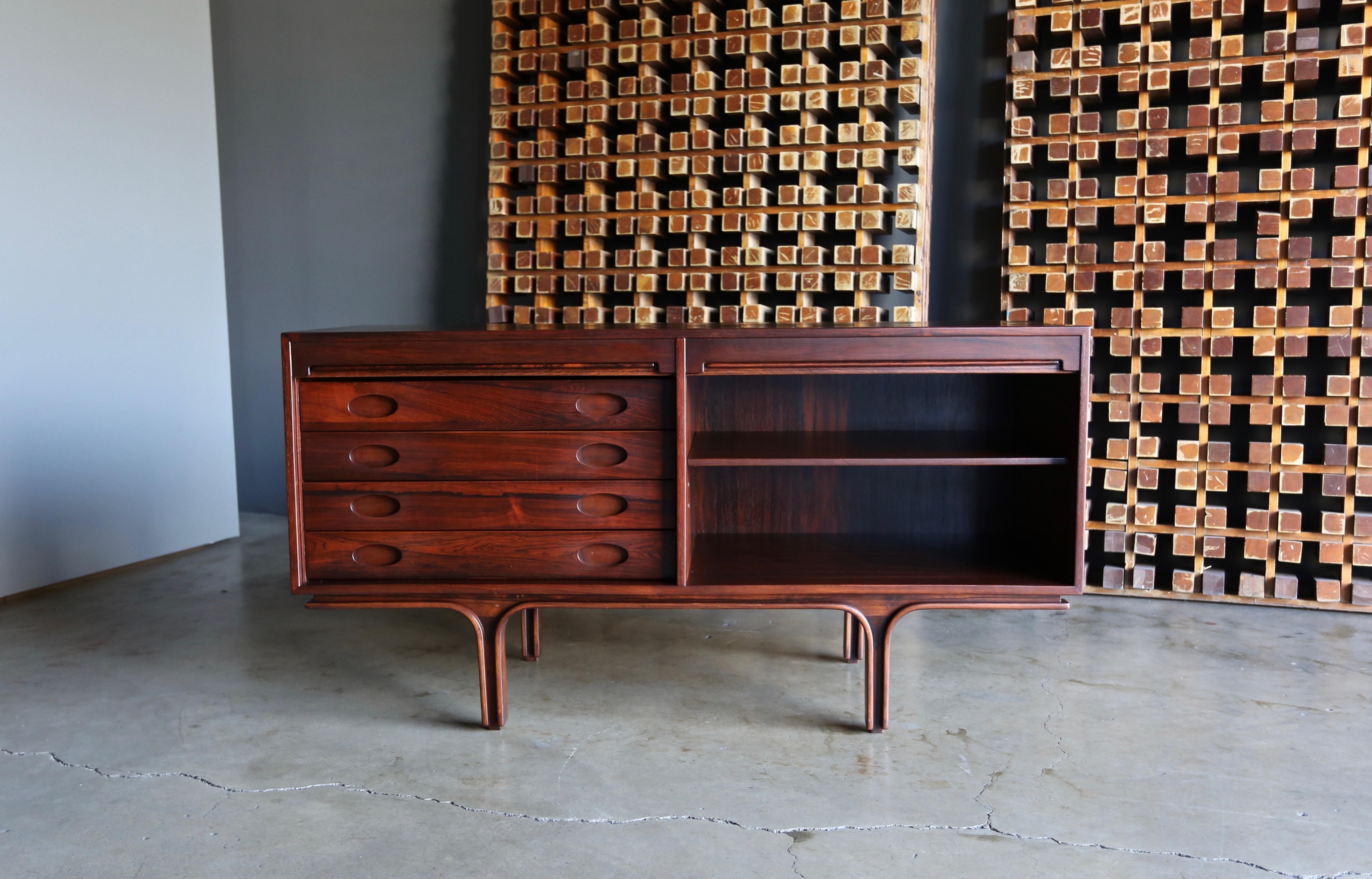 Gianfranco Frattini Tambour Door Jacaranda Credenza for Bernini, circa 1957 In Good Condition In San Juan Capistrano, CA