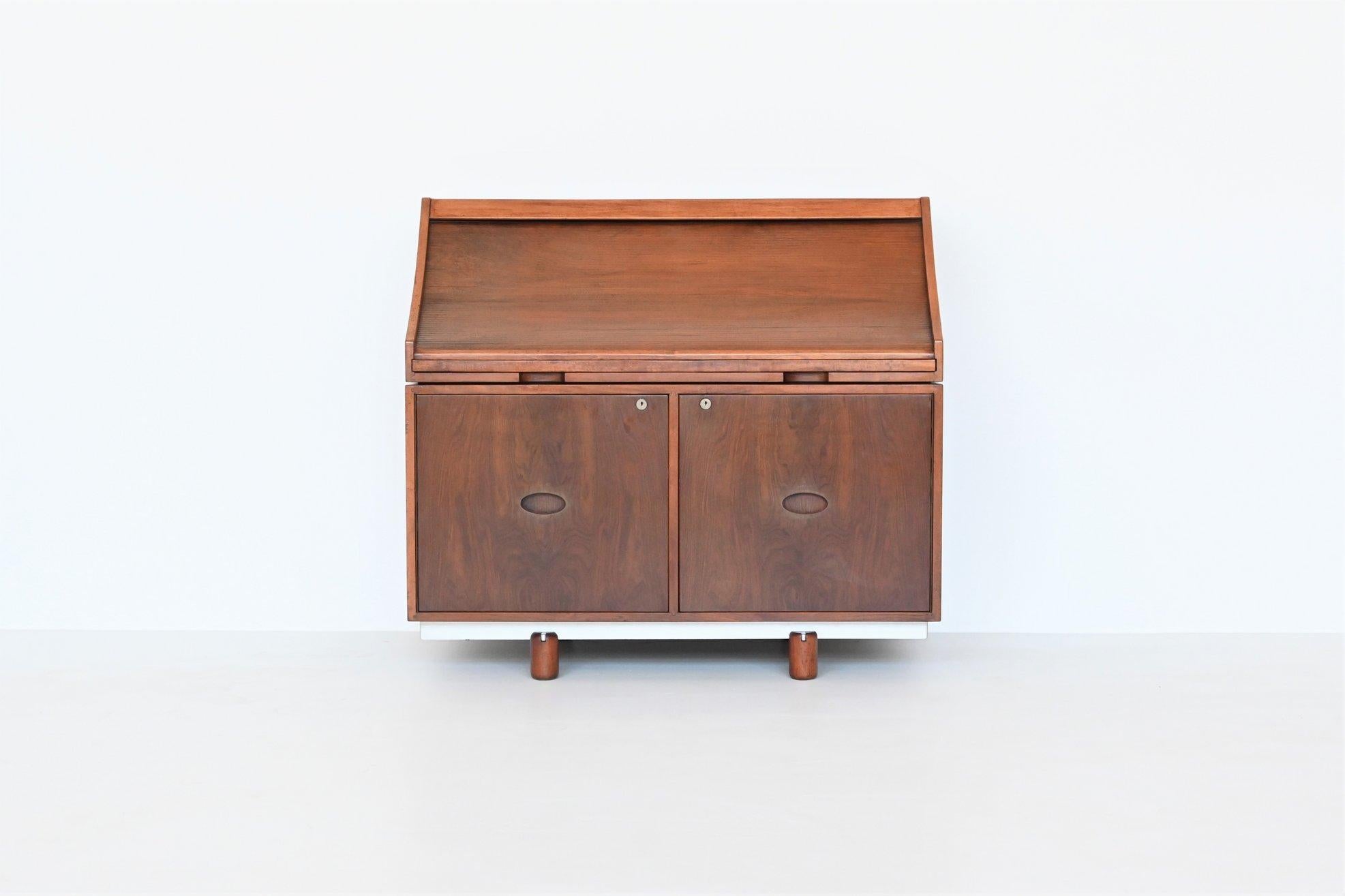 Beautiful well-crafted writing desk or secretary model 807 designed by Gianfranco Frattini for Bernini, Italy 1961. This multifunctional secretary is executed in nicely grained walnut wood with aluminium and leather details. The roll top tambour