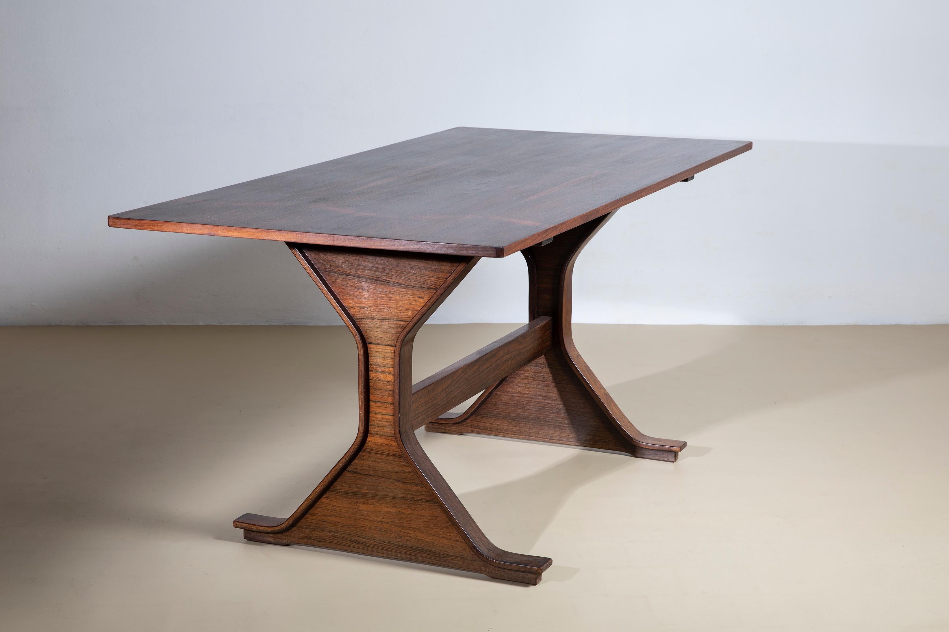 Rectangular dining table model 522, designed by Gianfranco Frattini and produced by Bernini starting in 1960, made of walnut wood. The table is in good condition, showing normal wear and tear due to time and use. 

Bibliography: 
Domus 401, p. 120,