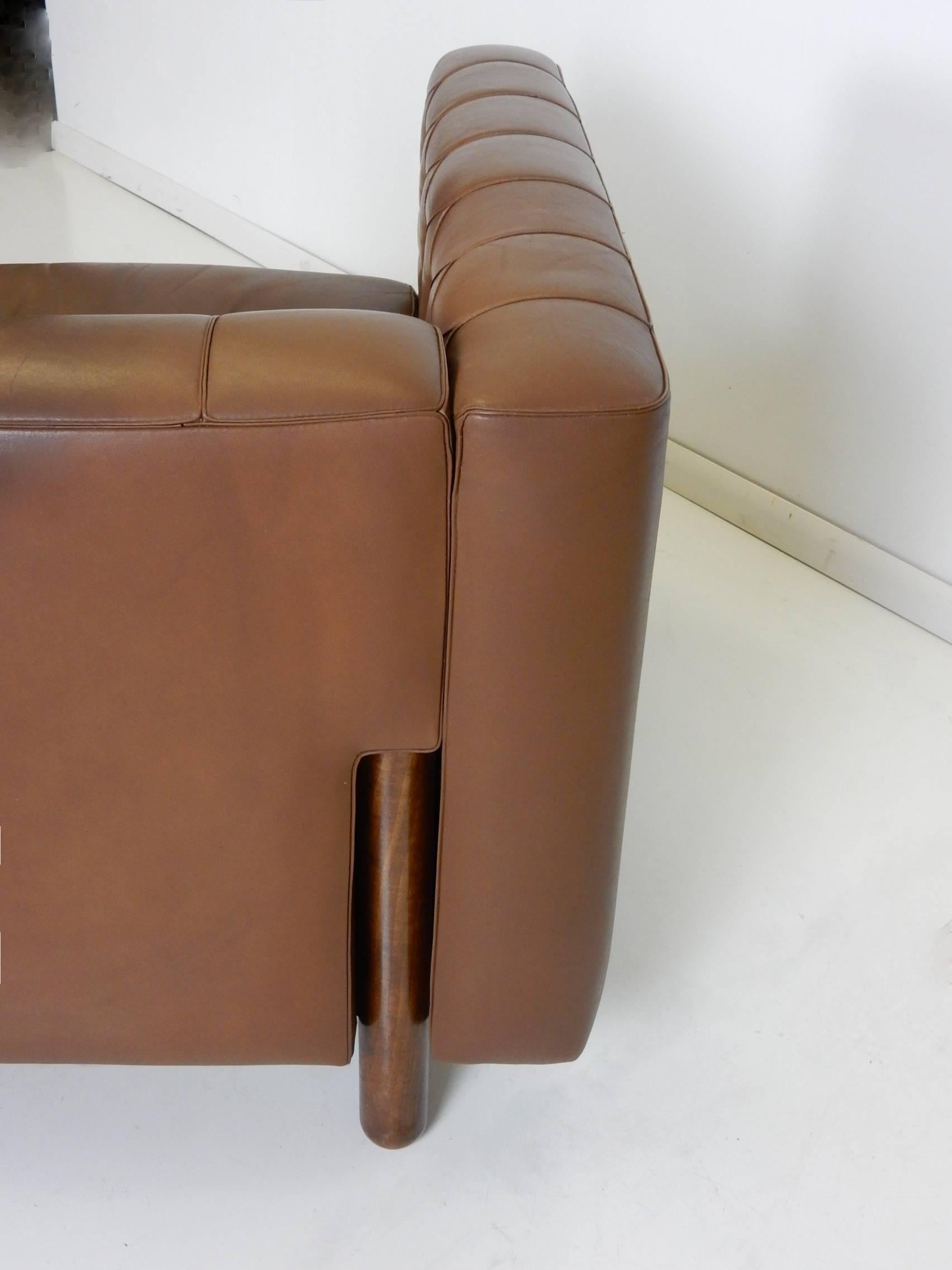 Gianfranco Frattini Tuffted Leather Modernist Sofa In Good Condition In Las Vegas, NV