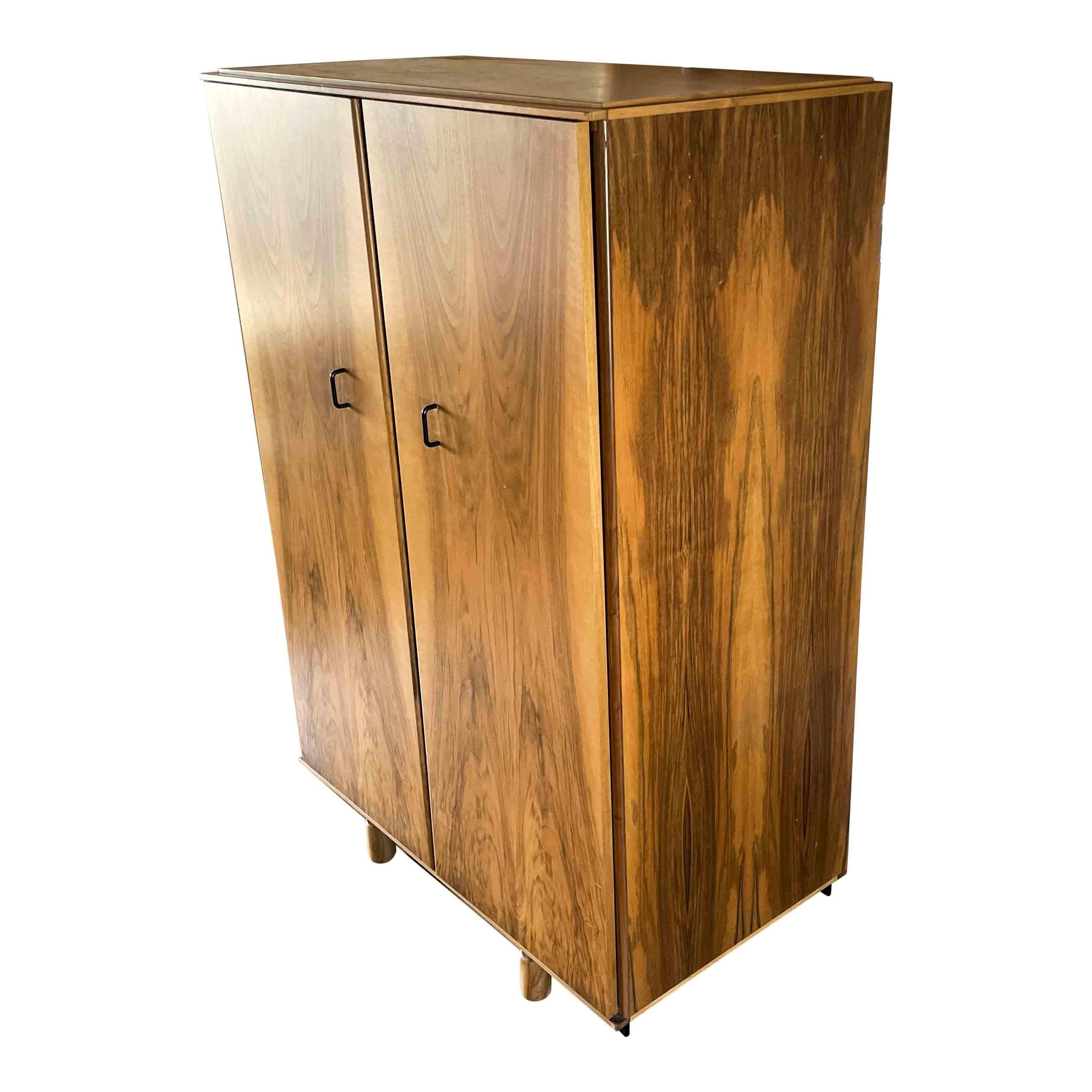 813 wardrobe, from the “Ovunque” series, designed by Gianfranco Frattini, and produced by the Italian manufacturer Bernini in 1981.

Made of walnut.

Excellent vintage condition.

Gianfranco Frattini (May 15, 1926 – April 6, 2004) was an Italian