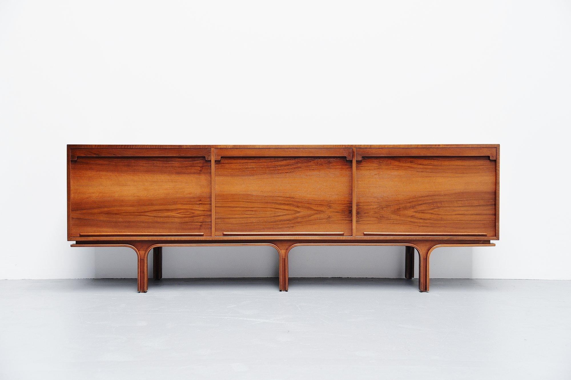 Very nice tambour sideboard designed by Gianfranco Frattini and manufactured by Bernini, Italy 1957. This nice shaped sideboard is made of walnut wood and has an amazing warm grain to the veneer. The sideboard is in very good original condition with