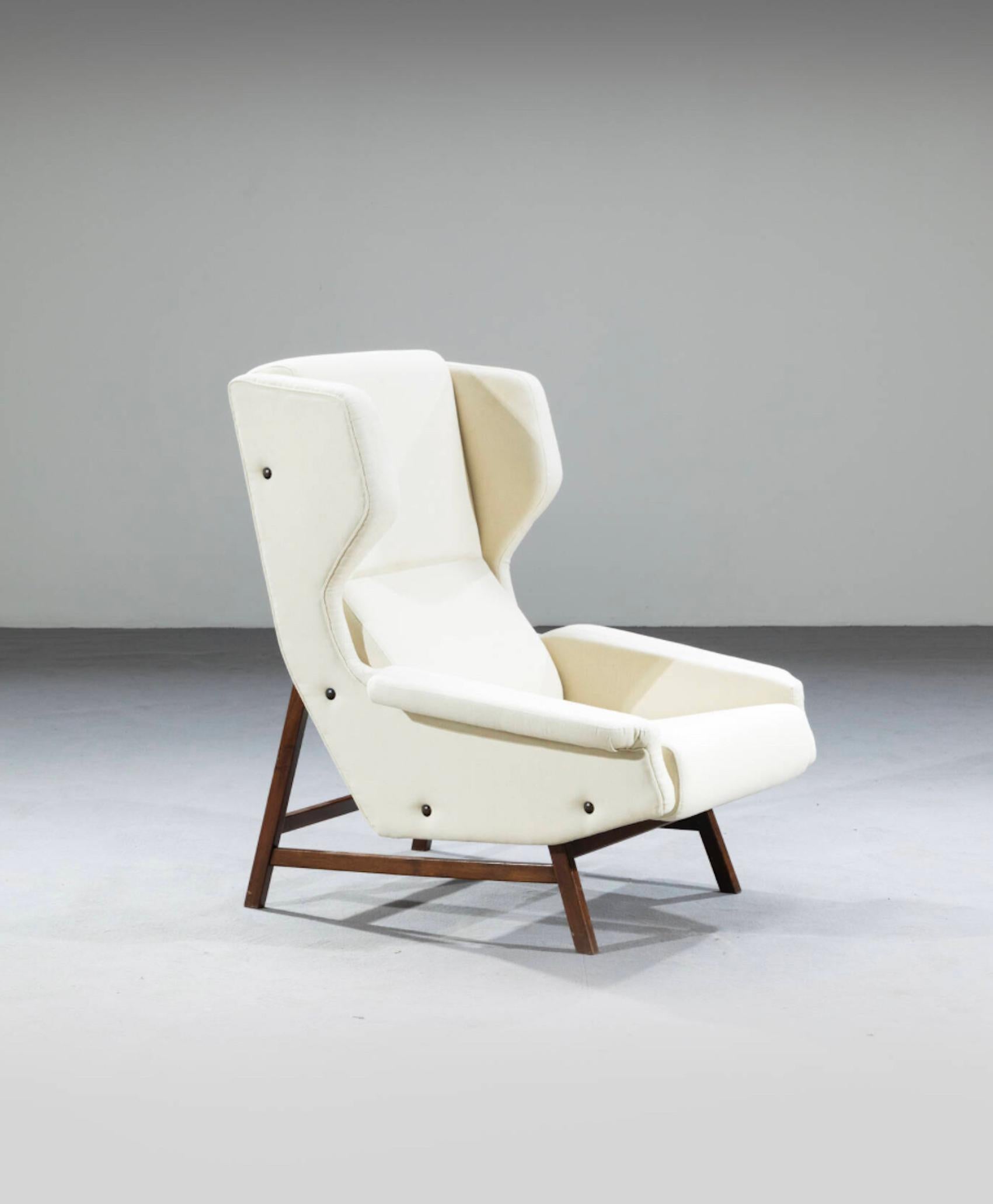Gianfranco Frattini pour Cassina, chaise longue, modèle 877, tissu, teck, Italie, 1959

Cette grande chaise de salon est basée sur une construction solide, avec des lignes strictes et des formes angulaires. Alors que le siège convainc par son aspect