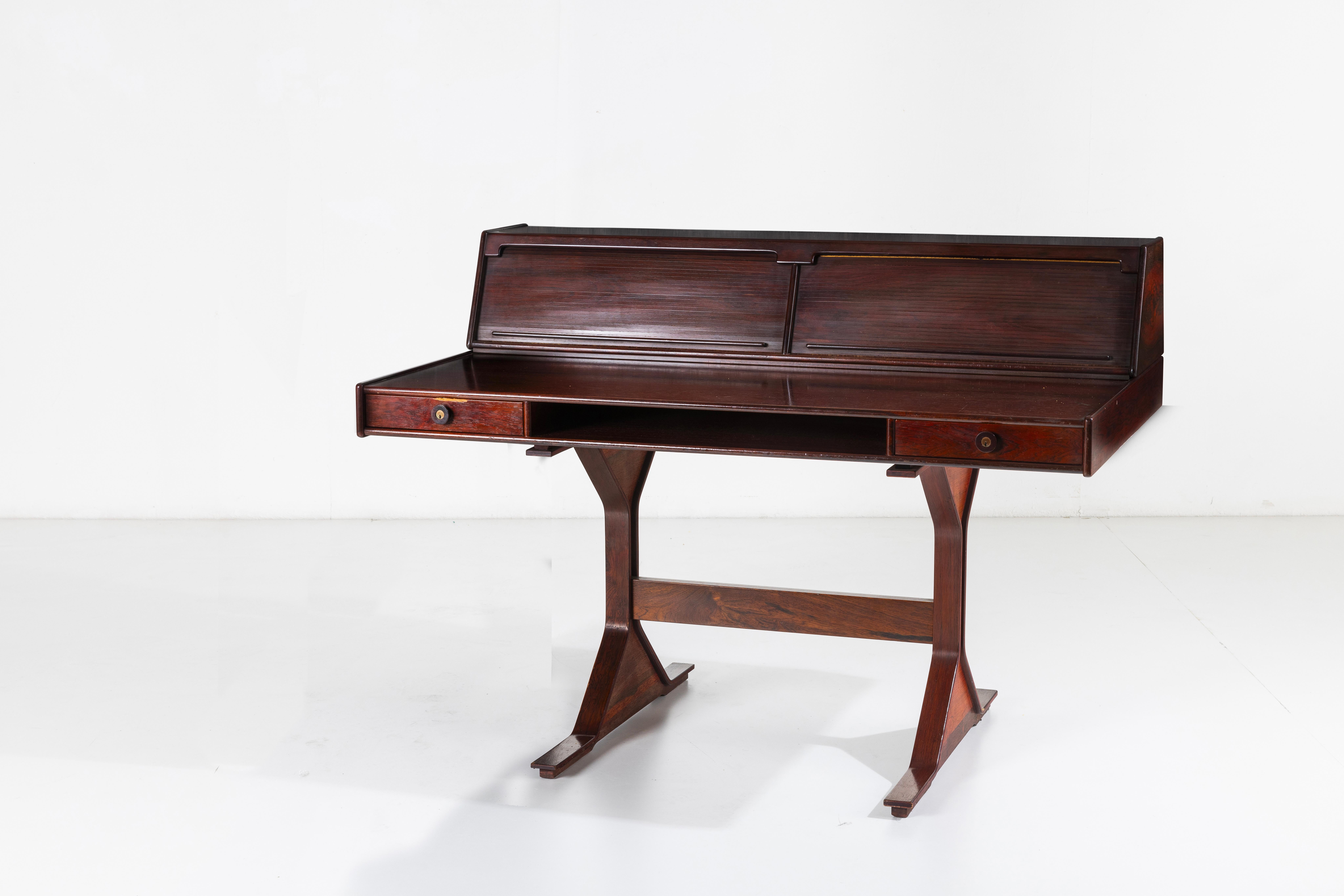 Eleganter Schreibtisch Mod. 530 von Gianfranco Frattini mit Struktur, Stützen und Platte aus Holz. Die Fächer auf der Oberseite sind durch eine Holzklappe verdeckt, die es Ihnen ermöglicht, Ihre Dokumente oder Gegenstände zu verstecken. Die Firma