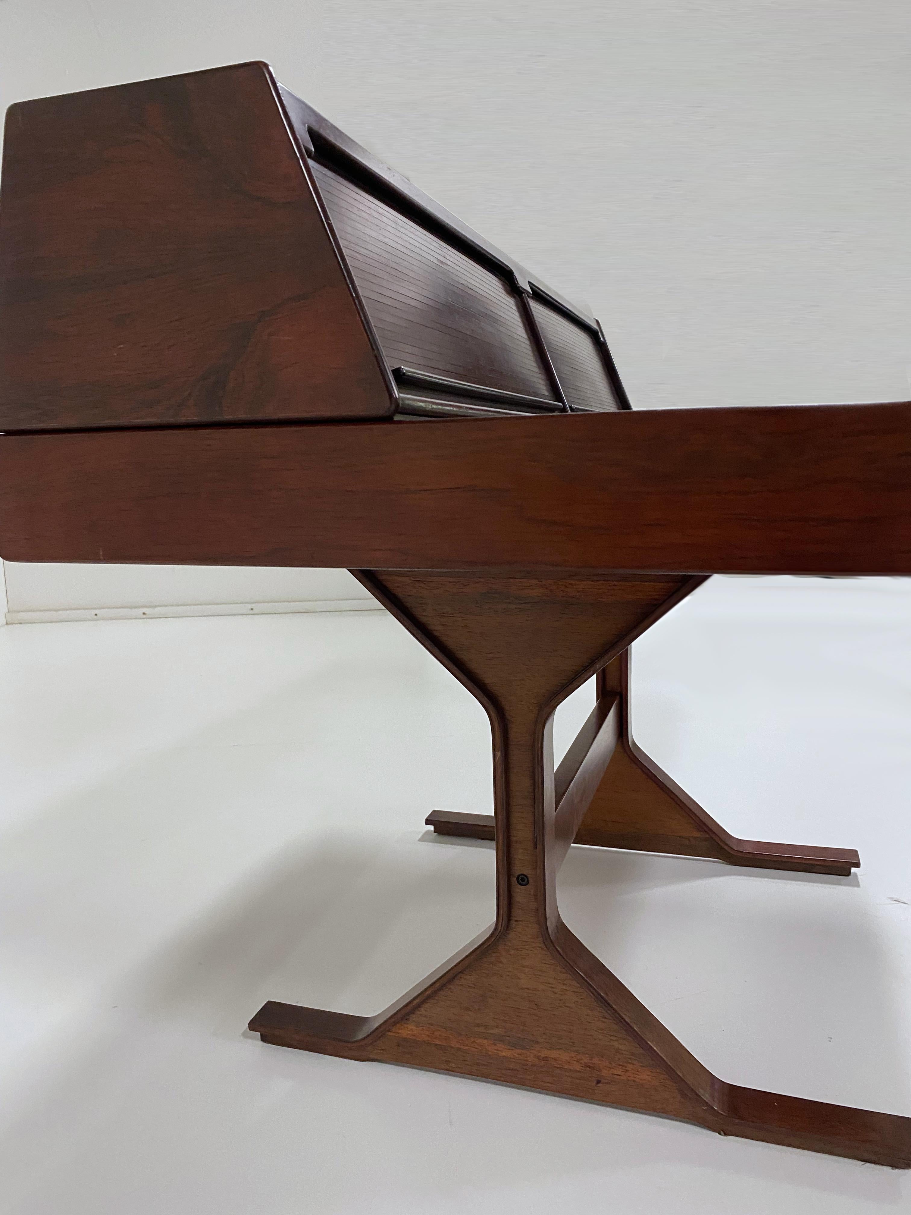 Gianfranco Frattini, wood desk for Bernini, Italian design 1960 circa For Sale 3