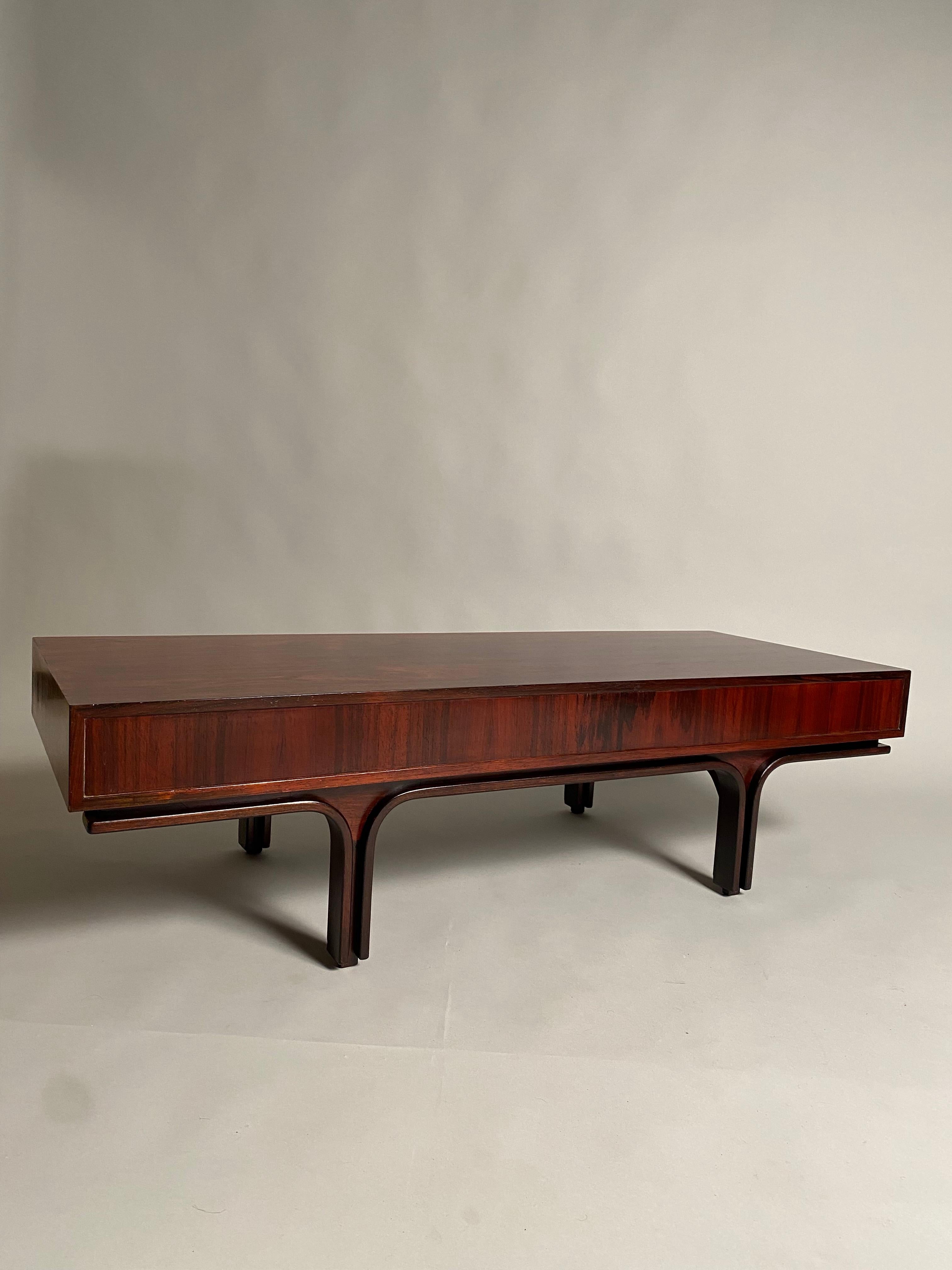 Milieu du XXe siècle Gianfranco Frattini, table basse en bois pour Bernini, années 1960 en vente