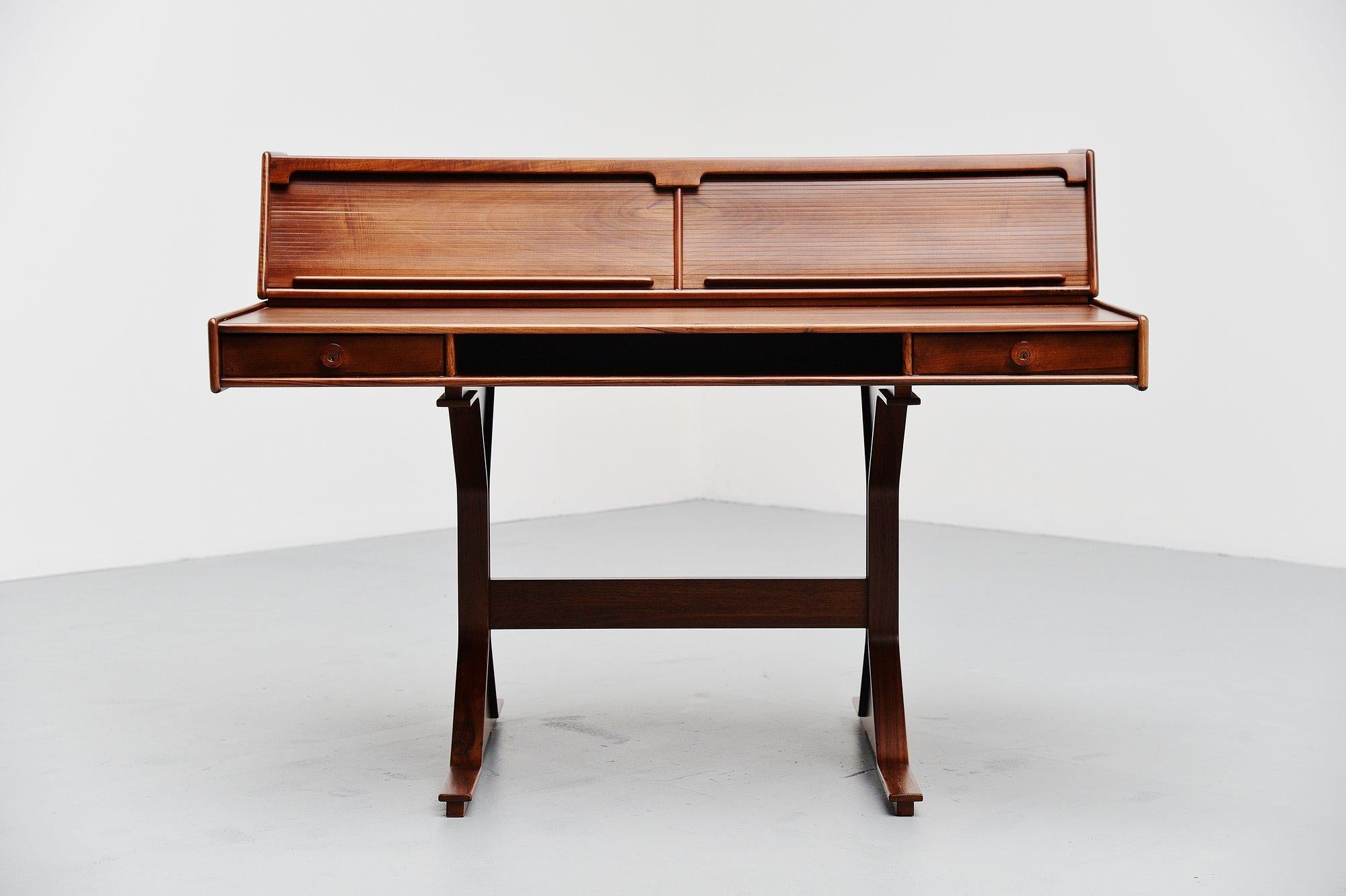 Fantastic Italian writing desk model 530 designed by Gianfranco Frattini and manufactured by Bernini, Italy 1957. This desk is made of nicely grained walnut veneer and has its optional storage unit on top which makes this desk look amazing and