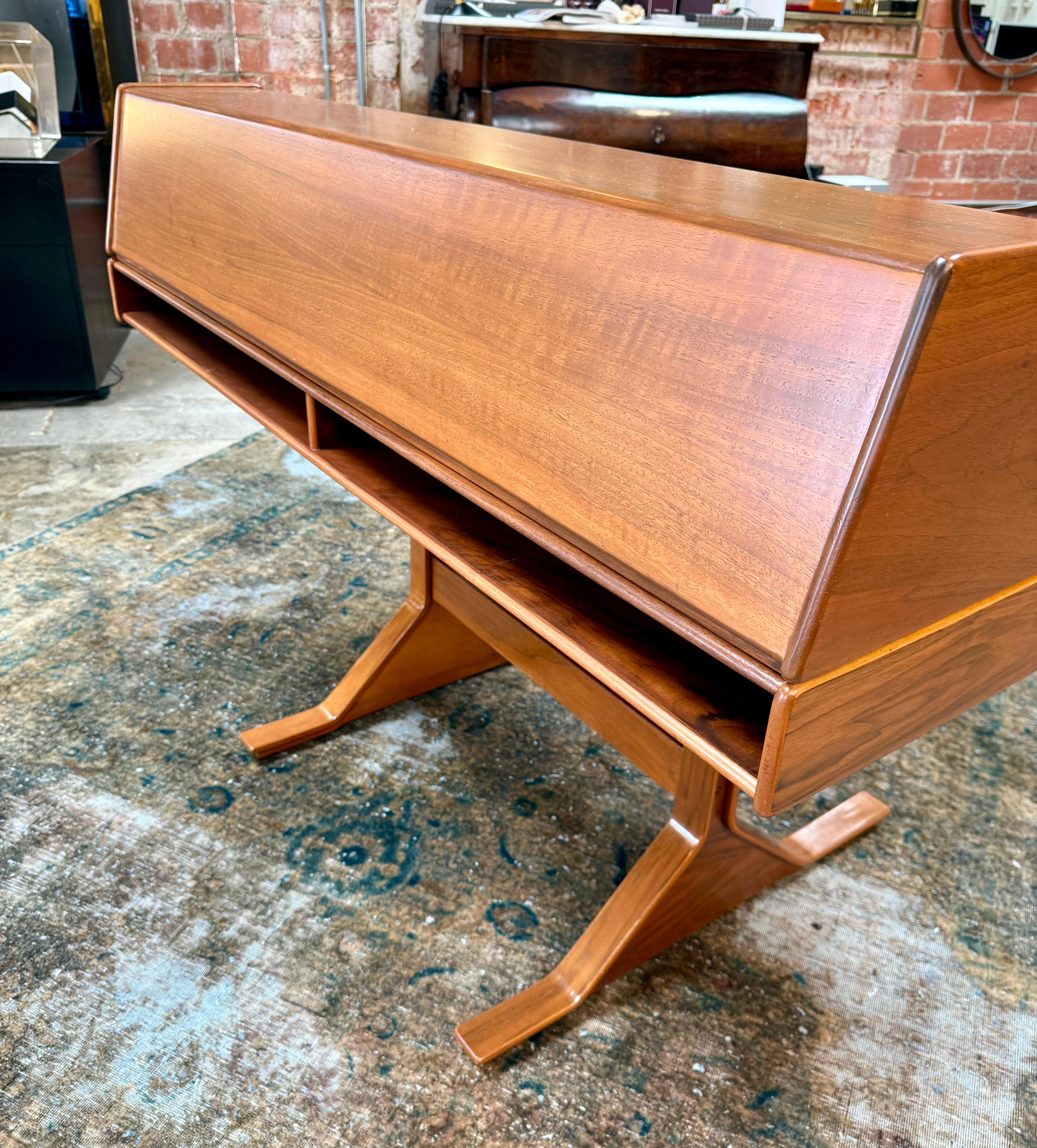 Gianfranco Frattini Writing Desk in Walnut, Italy, 1960s For Sale 4