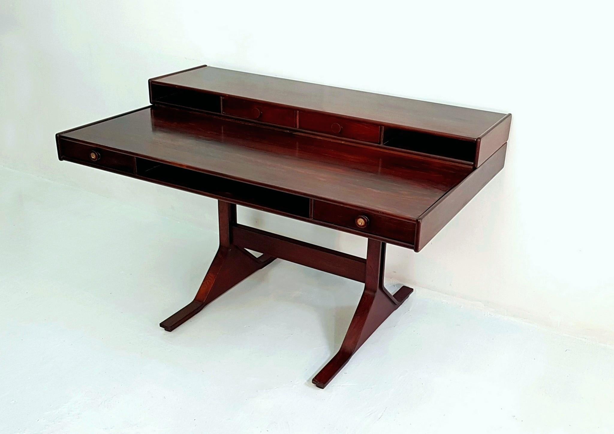 Der klassische Schreibtisch Modell 530, eine Kreation des berühmten Gianfranco Frattini, wurde 1963 von den geschickten Händen der Firma Bernini in Mailand, Italien, gefertigt und ist ein Meisterwerk an Design und Funktion. Auf der Rückseite der