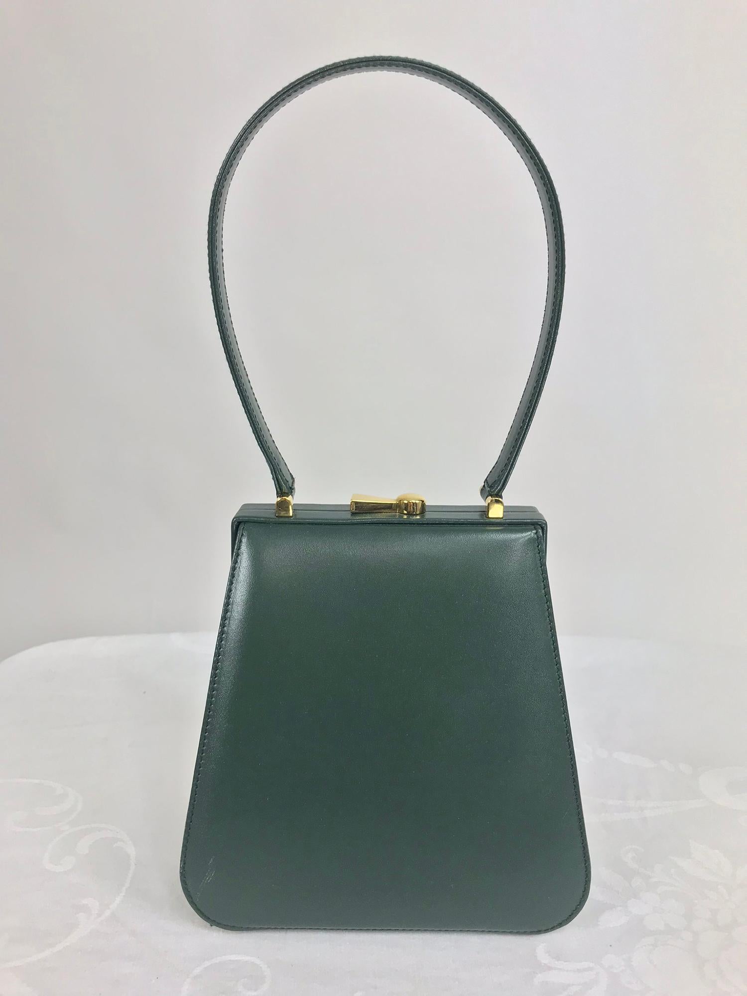 Gianfranco Lotti Firenze Forest Green Leather Handbag. A beautiful structured bag with the signature gold key hole clasp and gold hardware. The bag features an embossed and discreet logo at the front. Lined in black gros grain with a single leather