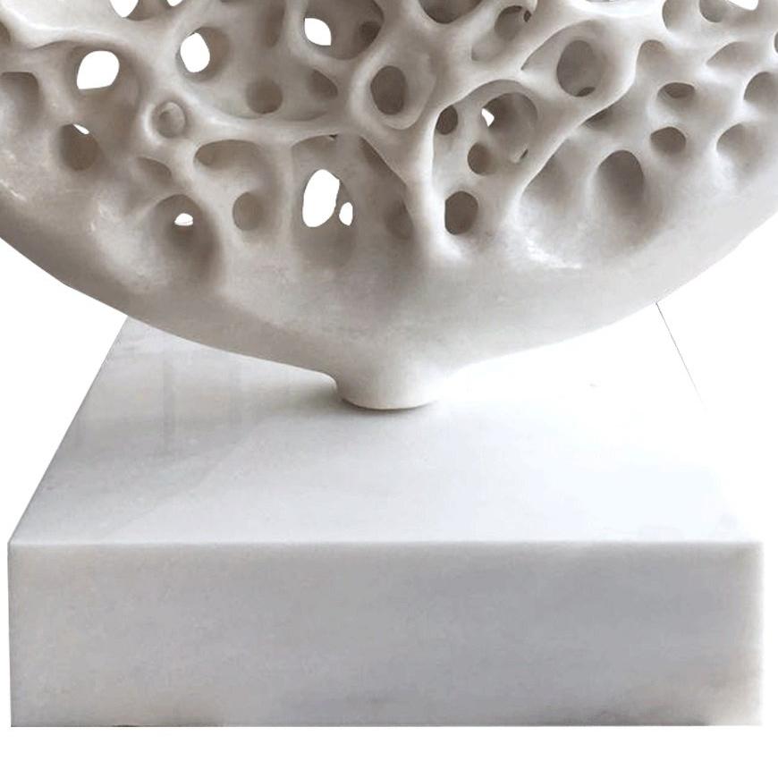 Disco Alveare Marble – Sculpture von Gianfranco Meggiato