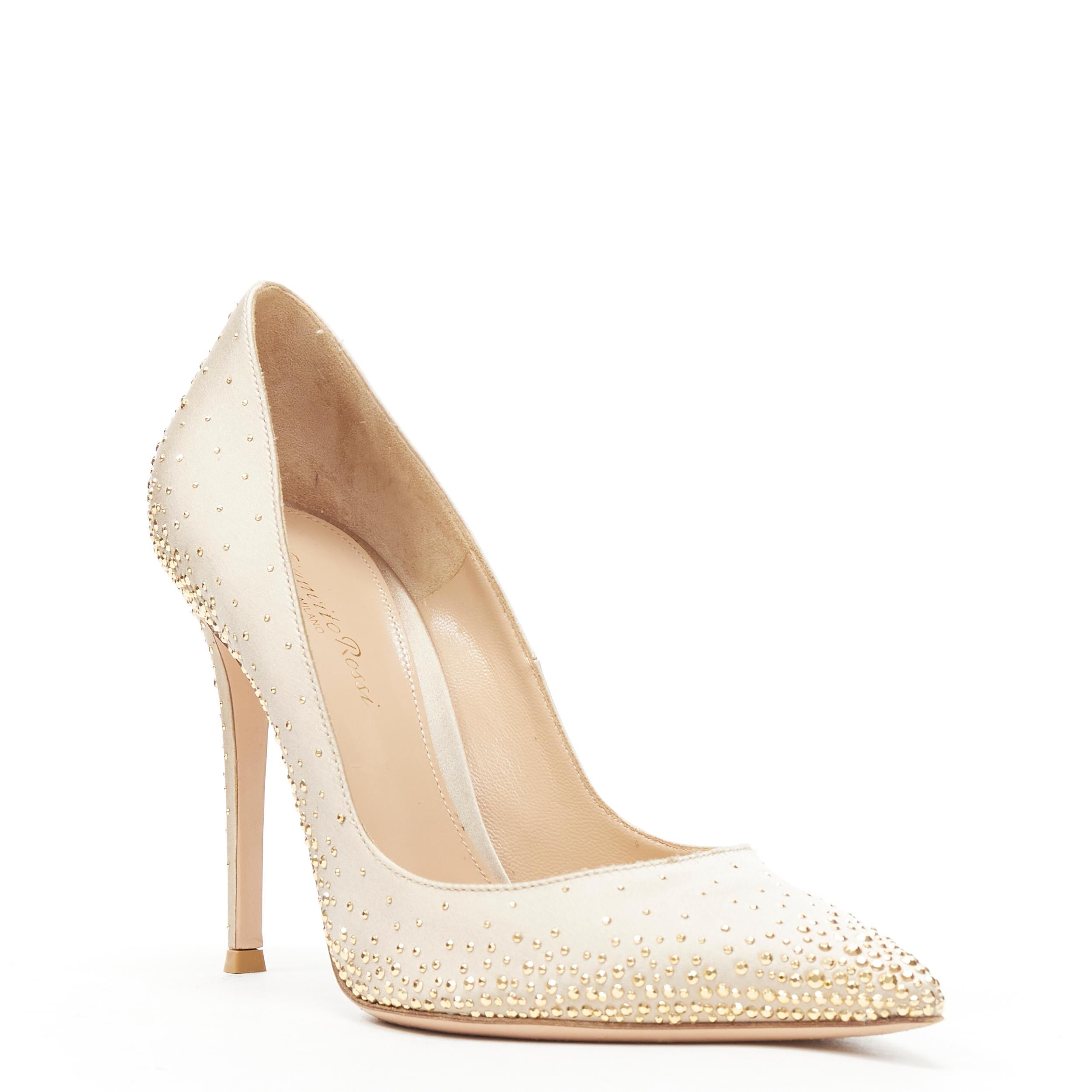 GIANIVITO ROSSI champagne gold satin silk gold studded pigalle pump heel EU39 
Reference: TGAS/B01042 
Brand: Gianvito Rossi 
Designer: Gianvito Rossi 
Model: Studded satin pump 
Material: Silk Color: Gold Pattern: Solid 
Extra Detail: Champagne