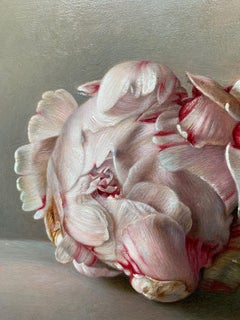 Bodegón contemporáneo rosa peonía tumbada sobre una piedra fina pintura al óleo