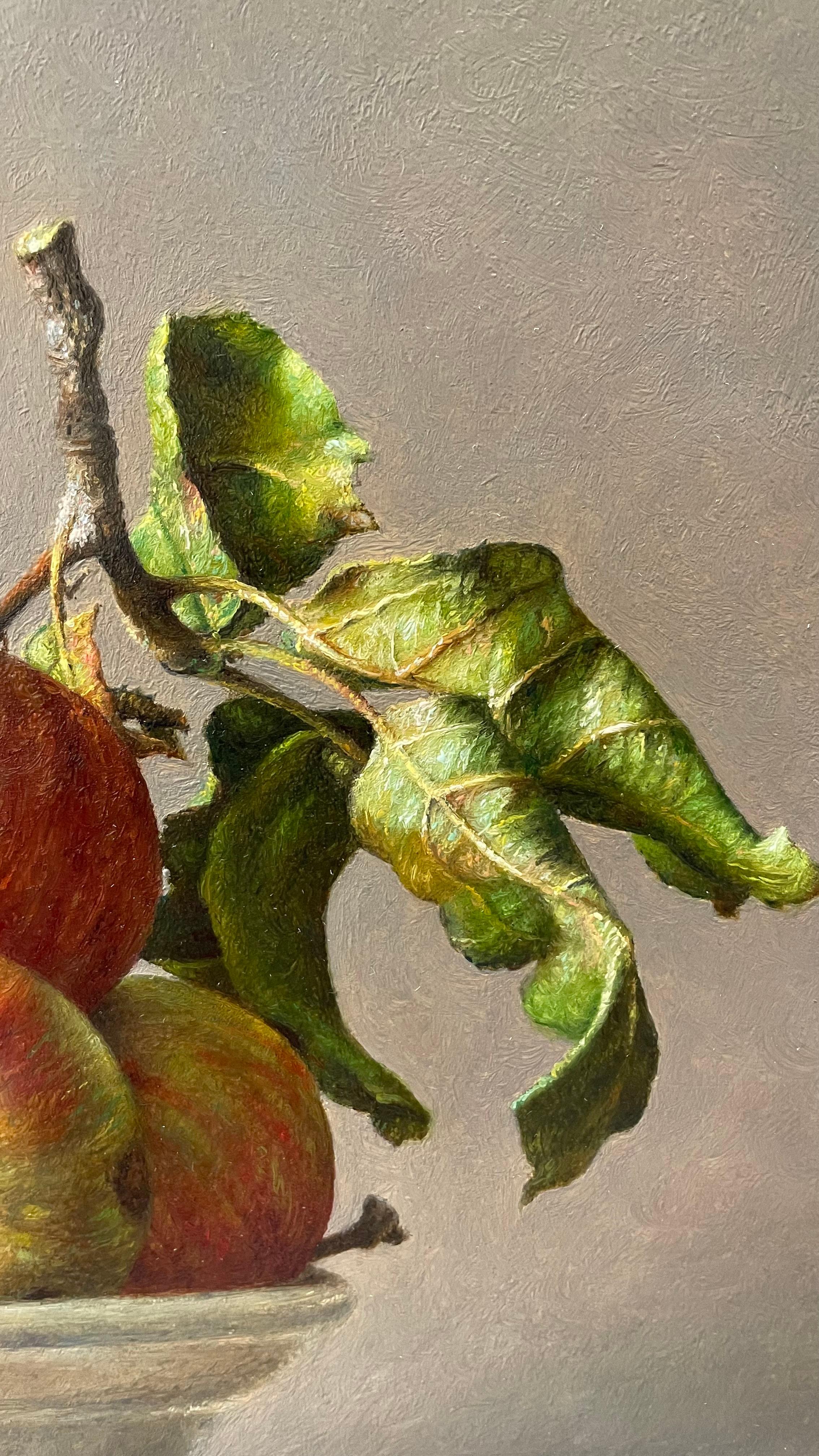 Bodegón contemporáneo, manzanas rojas y vaso de agua. Exquisito óleo sobre tabla - Figurative Painting Gris de Gianluca Corona