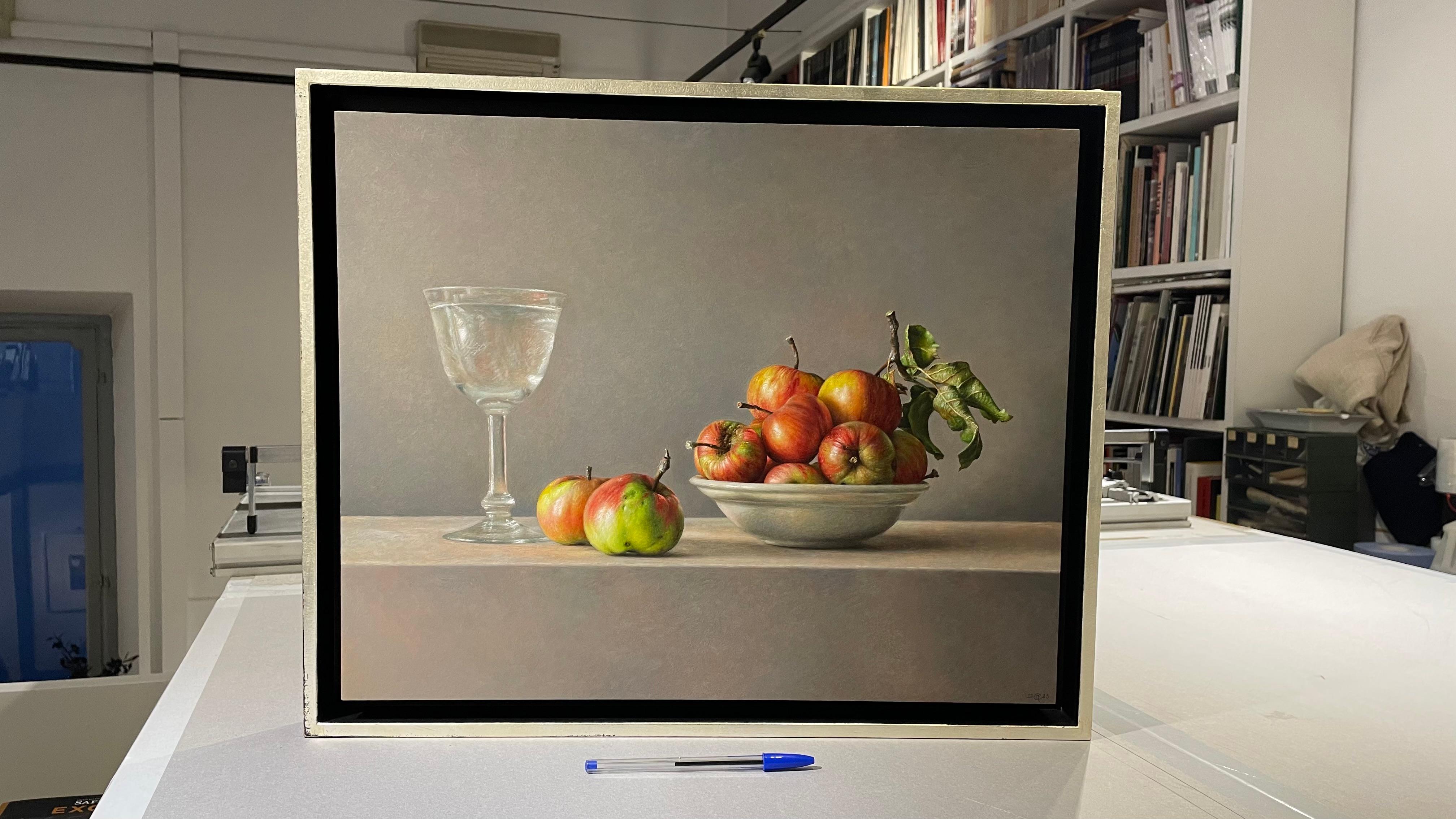 Bodegón contemporáneo, manzanas rojas y vaso de agua. Exquisito óleo sobre tabla en venta 2