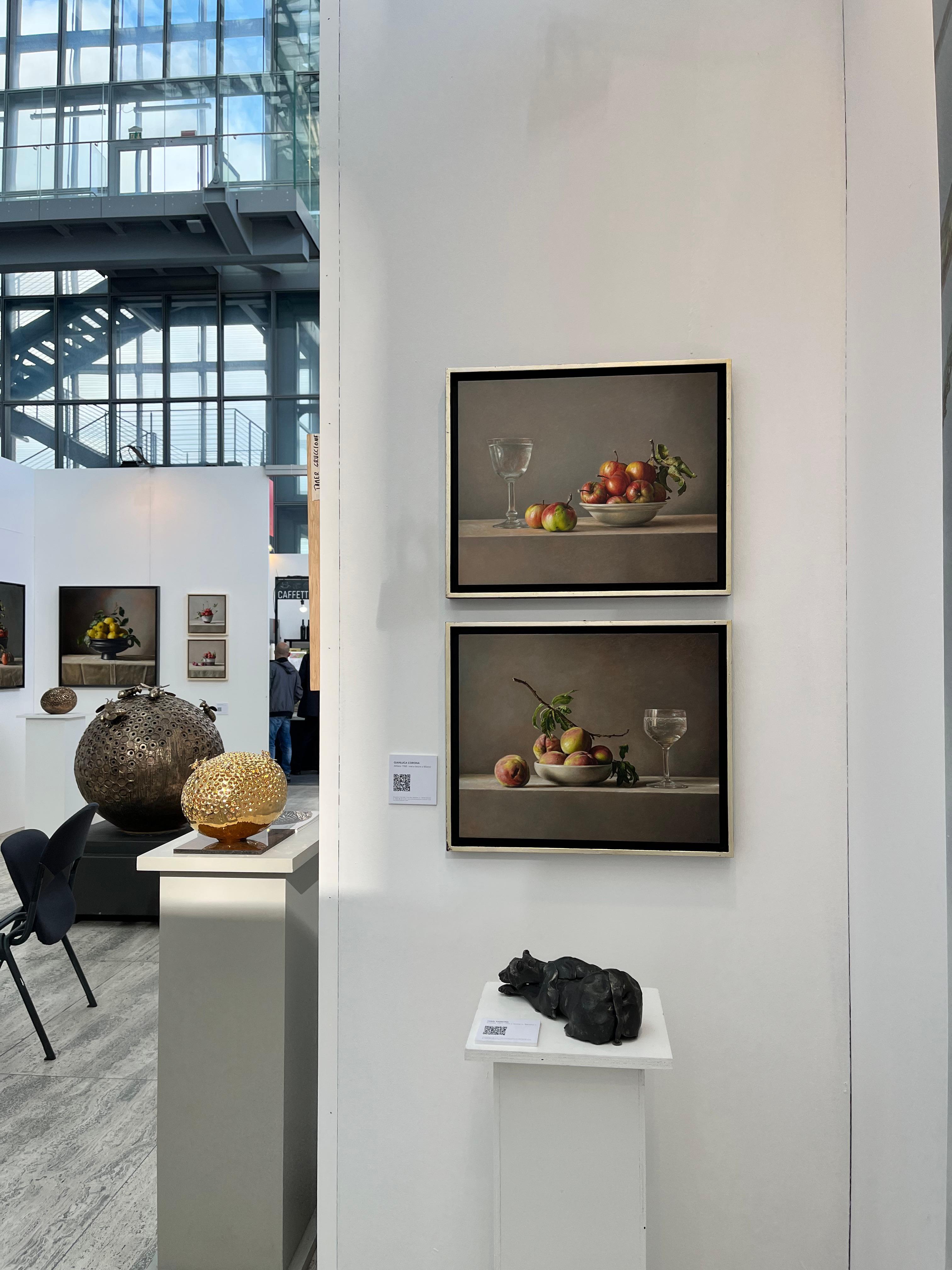 Bodegón contemporáneo, manzanas rojas y vaso de agua. Exquisito óleo sobre tabla en venta 3