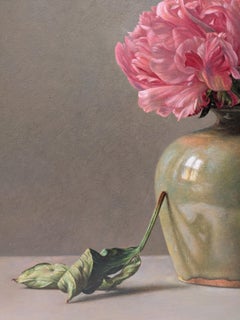 Peonías en un jarrón verde