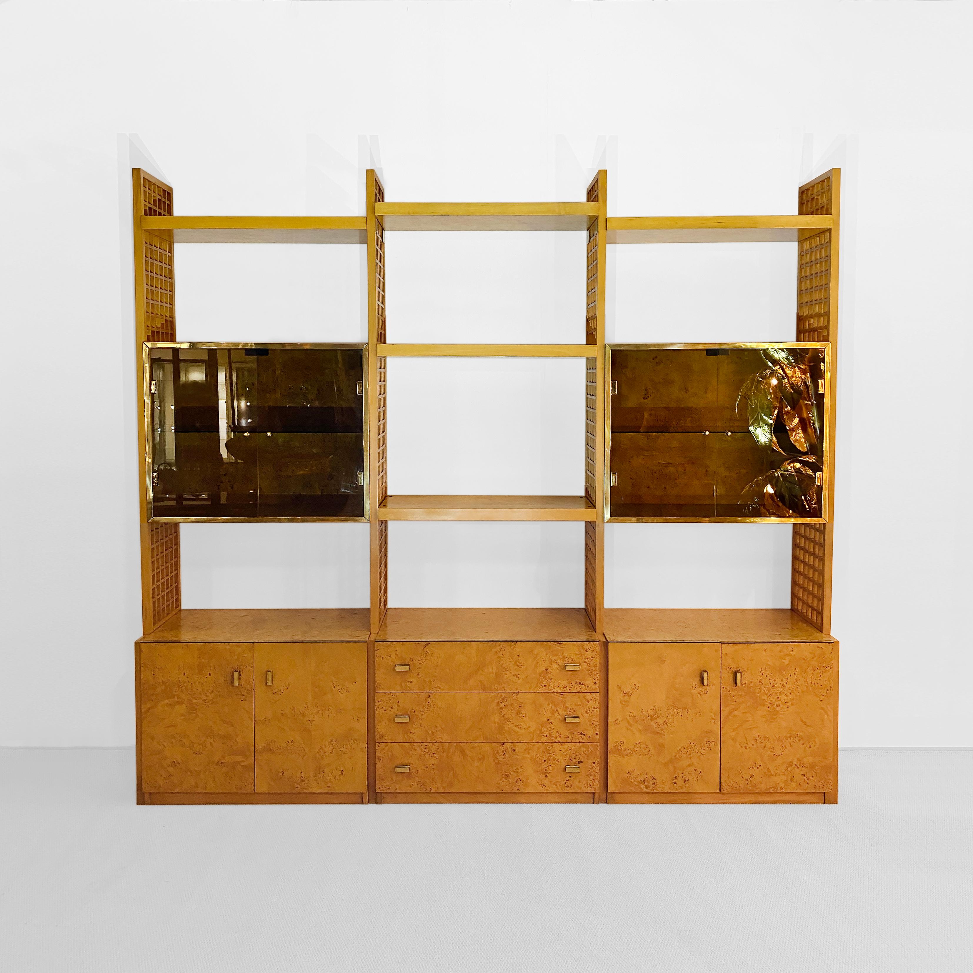 Esta vitrina de madera de brezo Gianluigi Gorgoni de los años 70, fabricada para Fratelli Turi, es un mueble excepcional y único. Elaborado con meticulosa atención al detalle, este armario muestra la visión artística y la artesanía de su