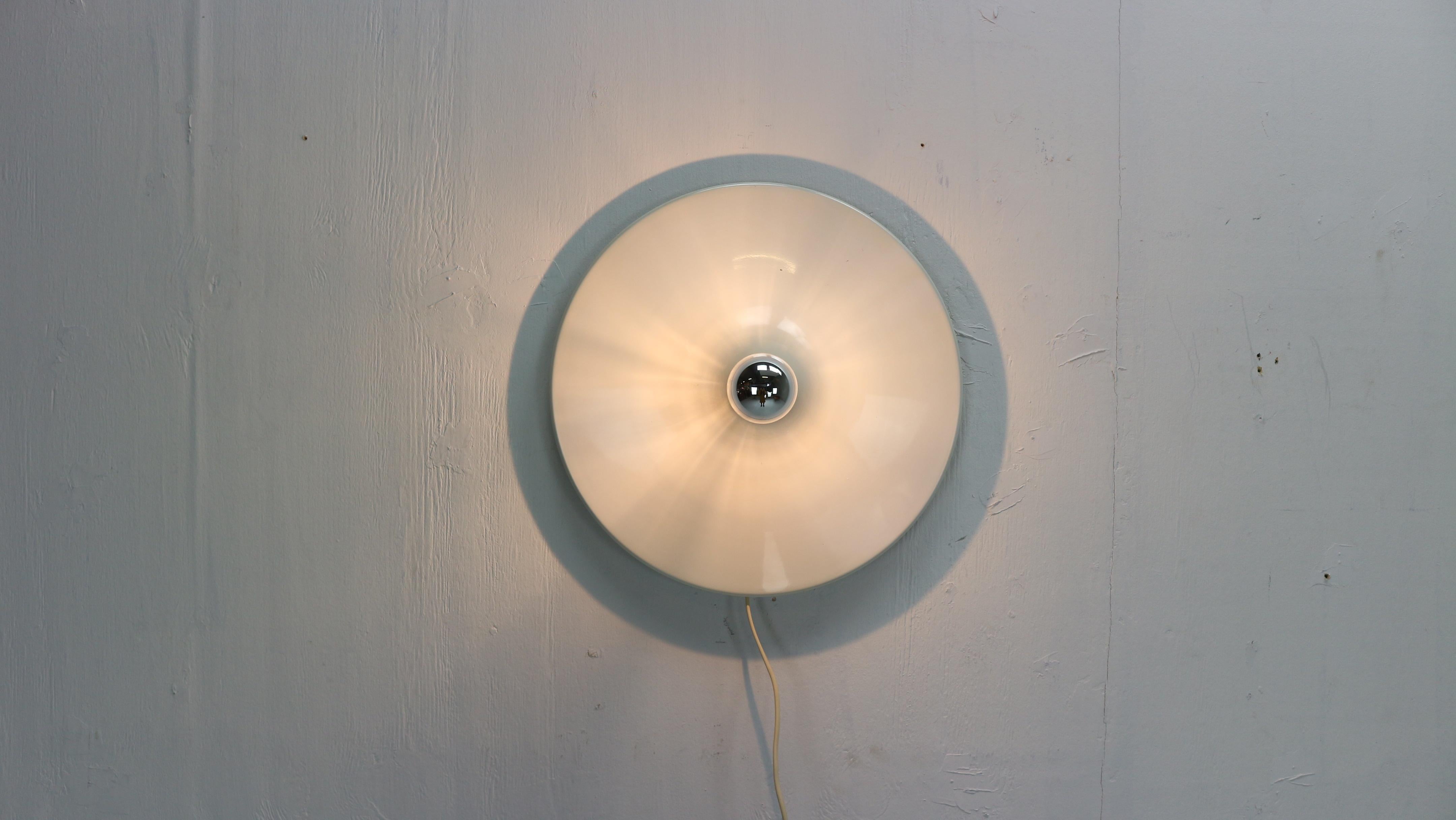 Mid-Century modern off-white colour aluminium ceiling or wall lamp designed by Gianluigi Gorgoni for Italian lighting manufacturer Stilnovo, 1970s Italy.
Tested and working. Originally marked.

This model, that is also known under the name Disco,