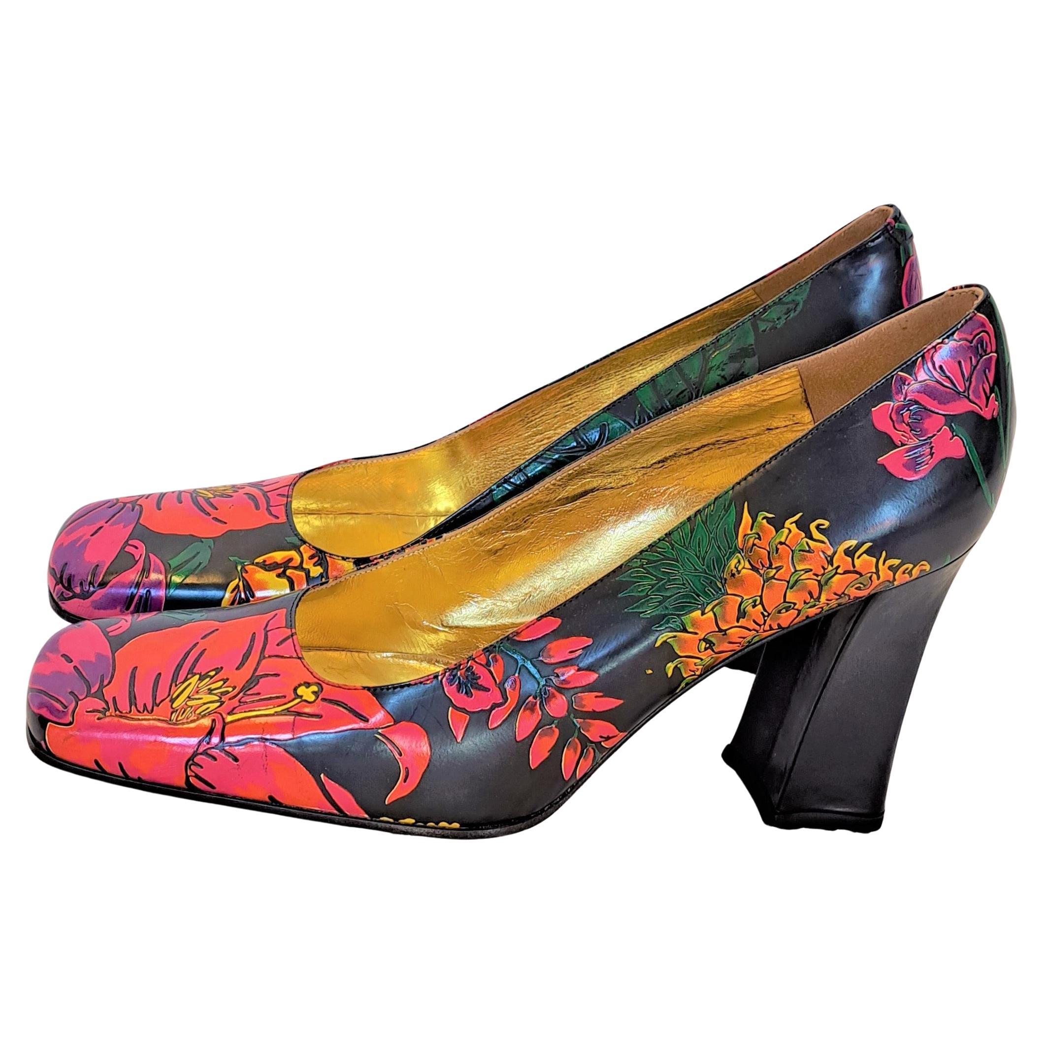 Exceptional one-of-a kind matching set for the fashionlover. Price is for the whole matching set.

Pre-loved woman Gianmarco Lorenzi 1996 leather pumps  size (italian) 40 with printed colored flowers.
These beautiful rare pumps are in very good