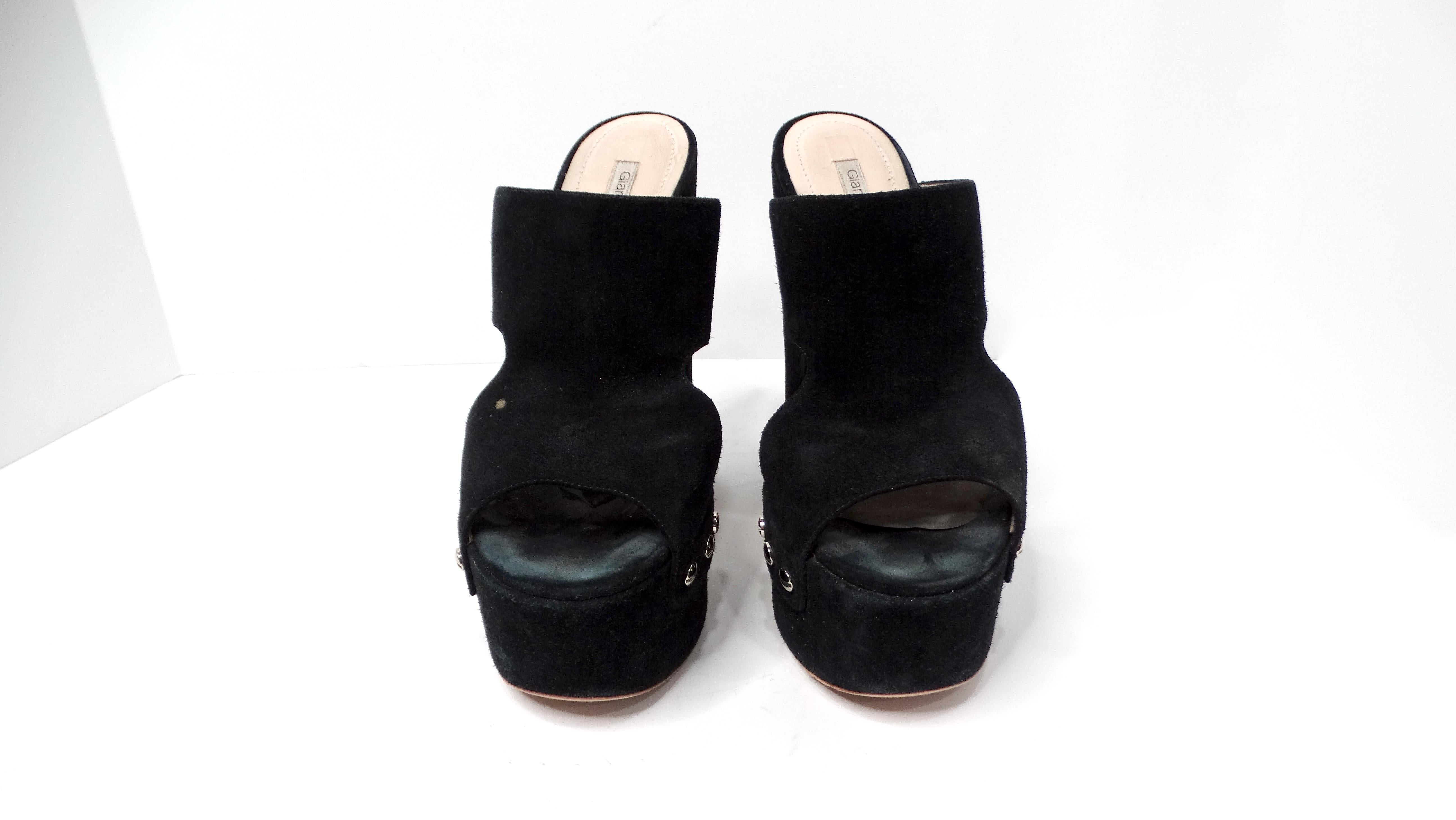 Peppen Sie Ihre Schuhkollektion mit den schwarzen Plateausandalen aus Wildleder von Gianmarco Lorenzi auf. Diese atemberaubenden Absätze aus luxuriösem schwarzem Wildleder sind mit einem auffälligen goldfarbenen Schraubenmotiv an den Seiten