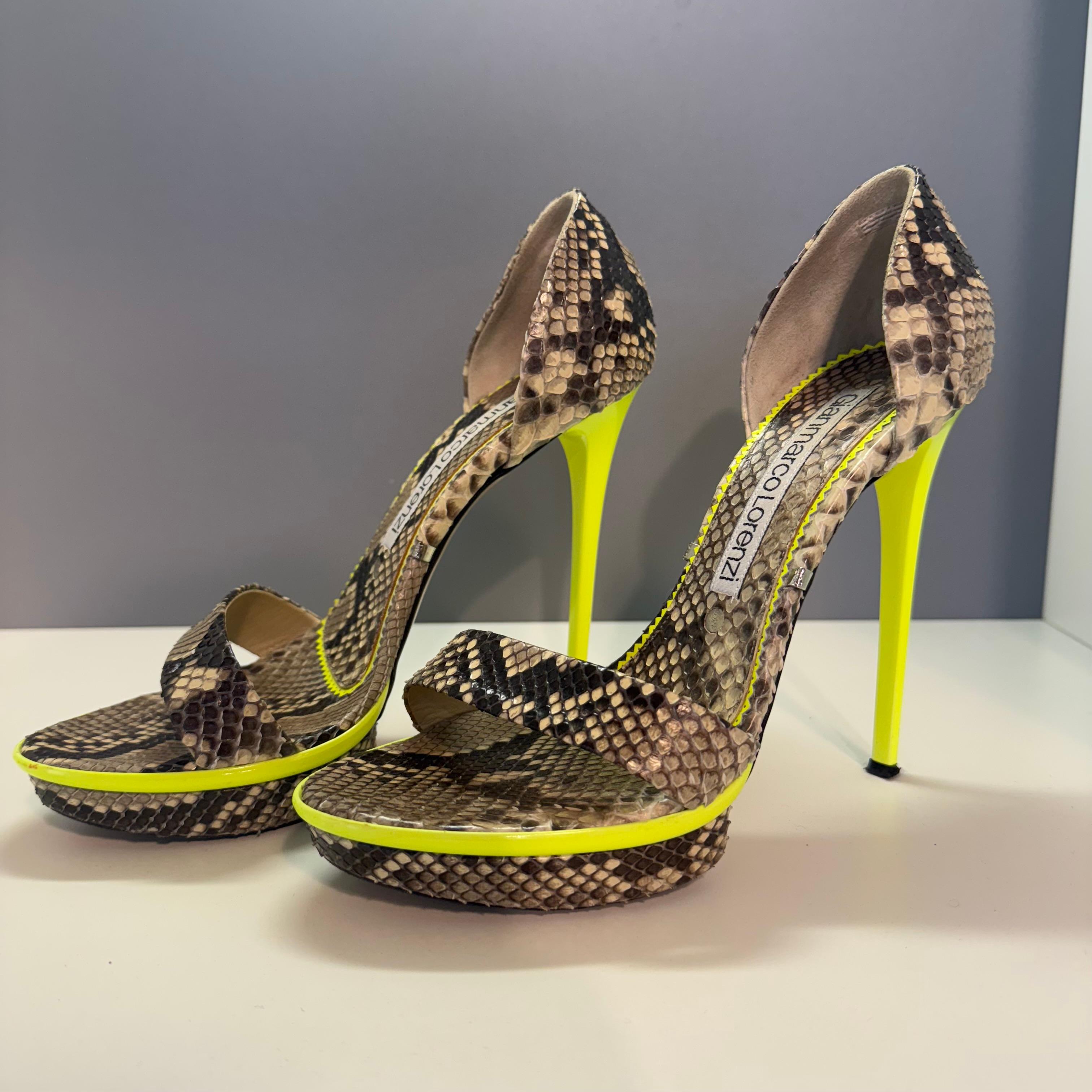 Erstaunliche Gianmarco Lorenzi Reptil Highs Sandalen
Echtes Pythonleder
Grauer Fels Farbe
Gelber Fluoabsatz und Profil
Größe 37 (It)
Hoher Absatz 12,5 cm (4,92 Zoll)
Plateau cm 2 (0,78 Zoll)
Schneller internationaler Versand im Preis inbegriffen.
