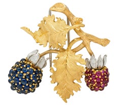 Spilla vintage "Berry" di Gianmaria Buccellati degli anni '60, in oro 18 carati con rubini e zaffiri