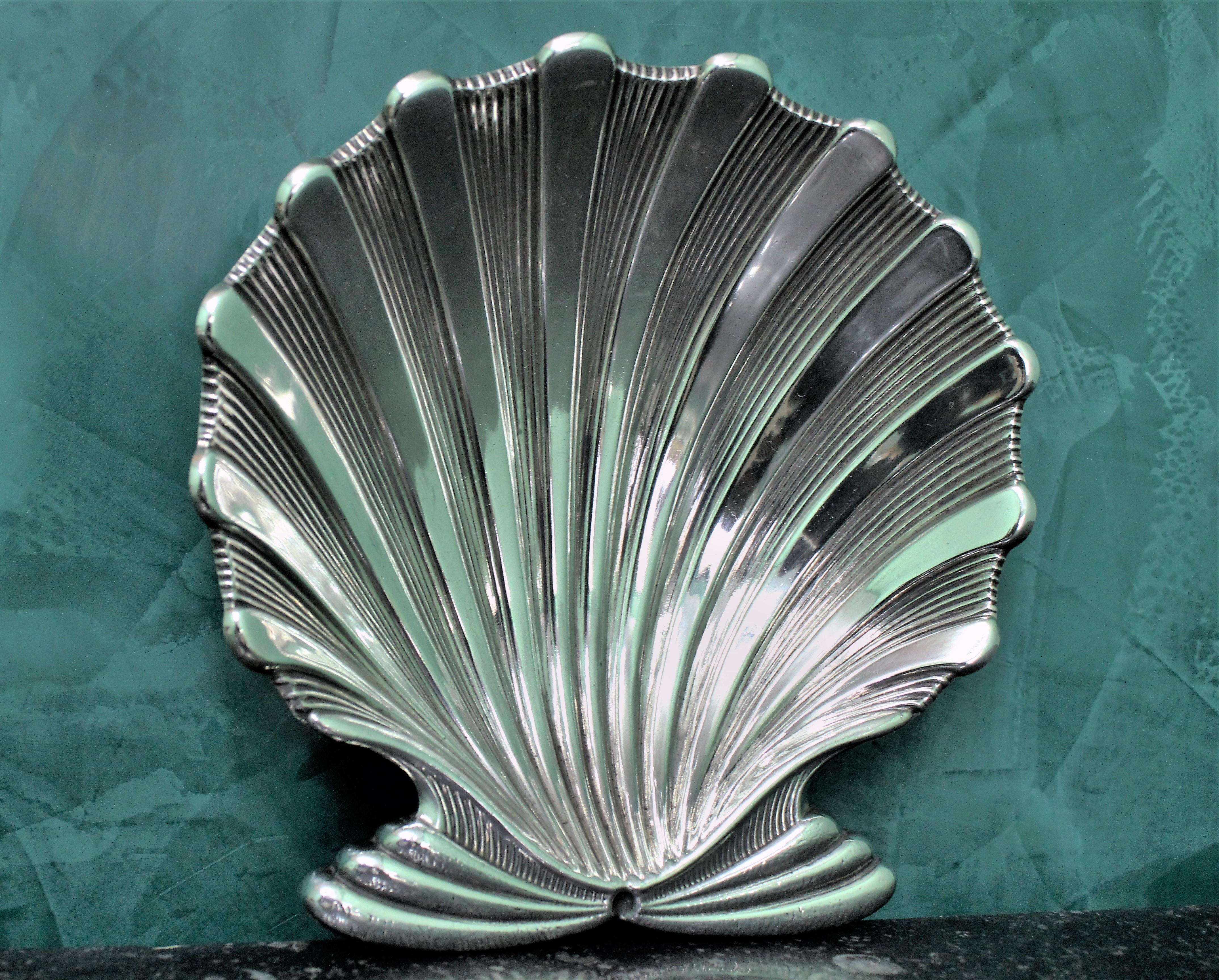 Sterling silver centrepiece shell embossed and engraved by hand with a magnificent work.
Can be used as an elegant and precious centrepiece the way it is or used as a serving plate.
Signed by Gianmaria Buccellati - Milan and realized by Clementi