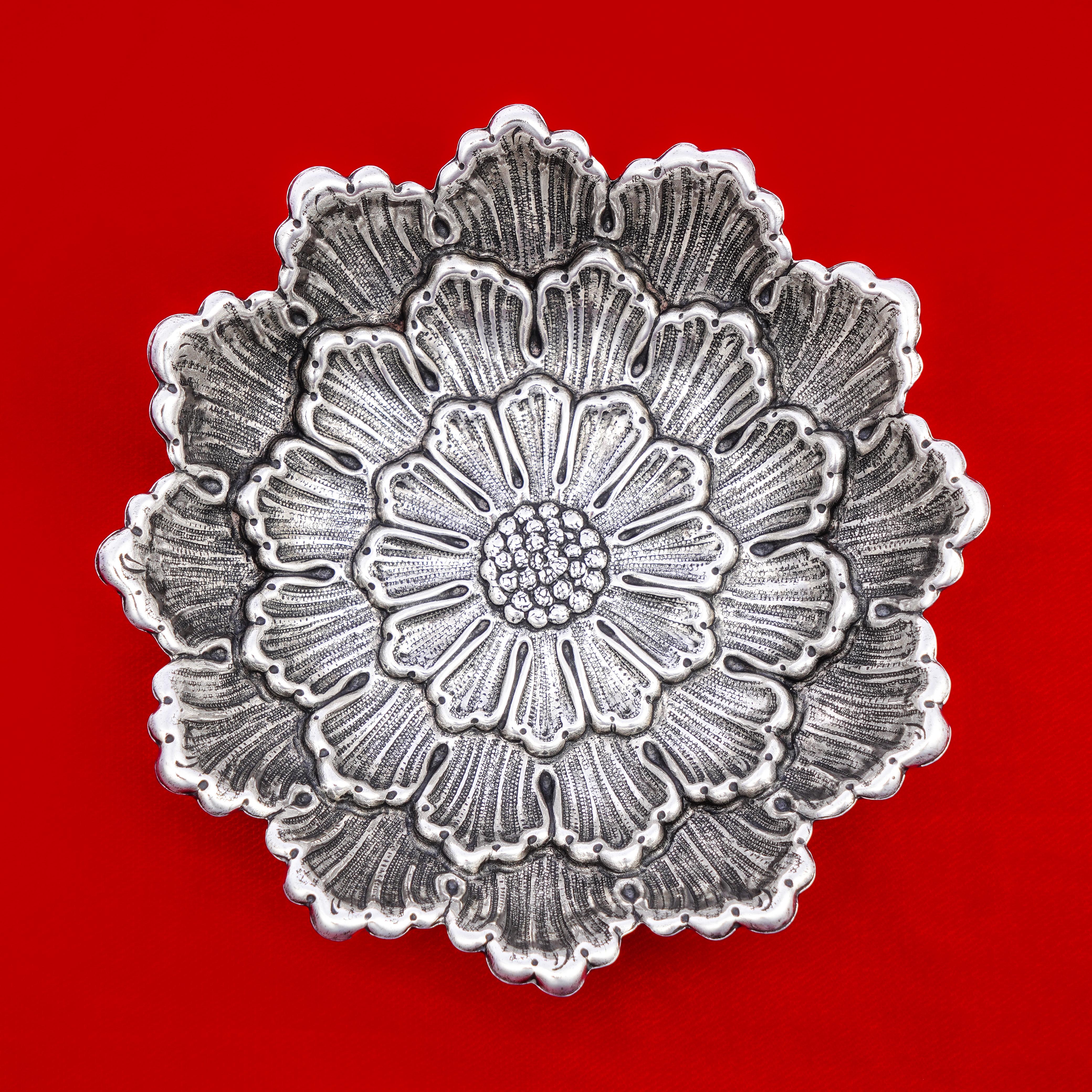 Introducing the exquisite Gianmaria Buccellati 925 sterling silver Italian Dahlia Flower dish, a masterpiece of Italian craftsmanship from the 1970s. Expertly crafted by the renowned Buccellati family, this piece is a true testament to the
