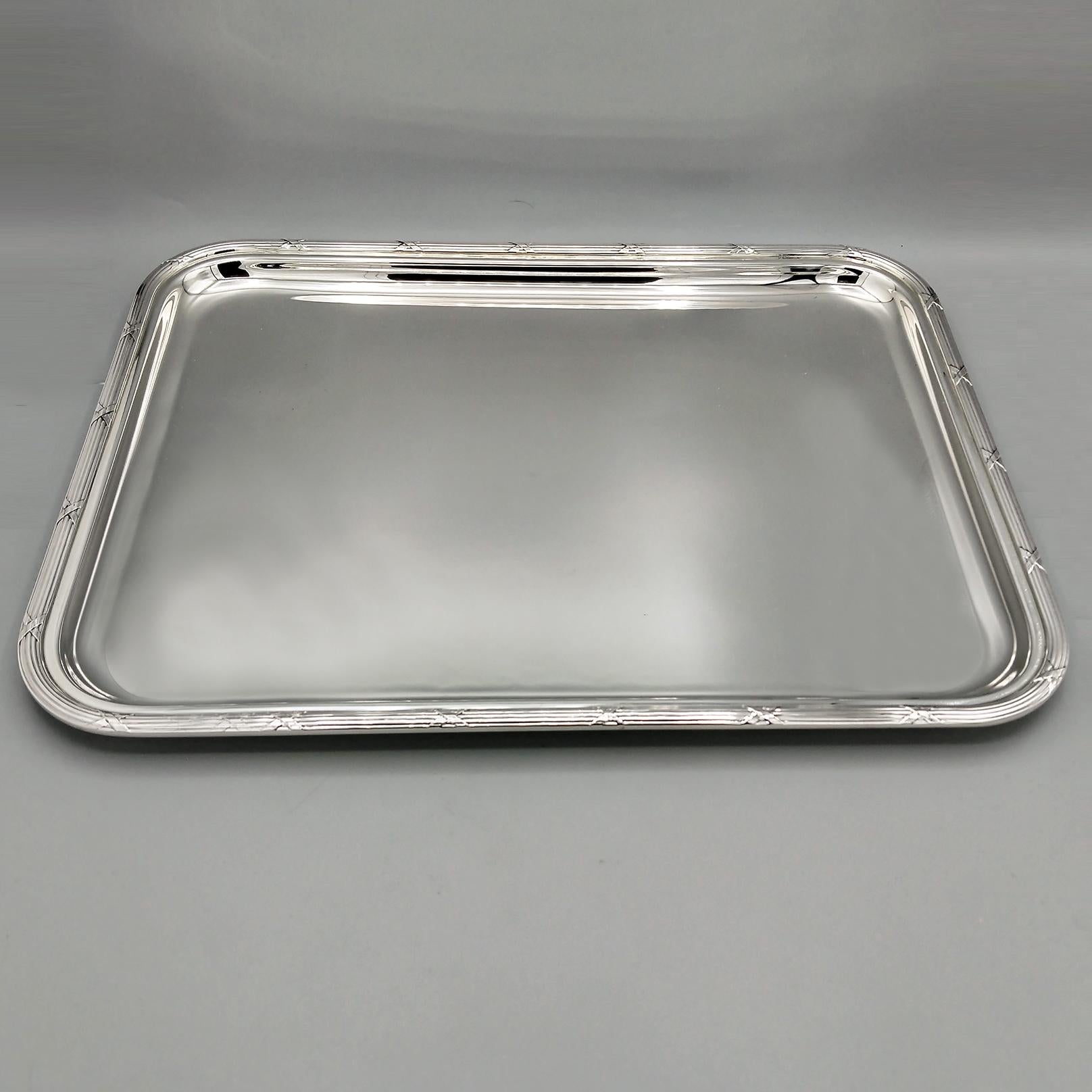 Bandeja rectangular de Gianmaria Buccellati.
La bandeja se hizo totalmente a mano, partiendo de una lámina de plata de ley y martillándola.
Las esquinas de la bandeja son redondeadas.
En el borde se soldó una cenefa de rayas y cintas, típica del