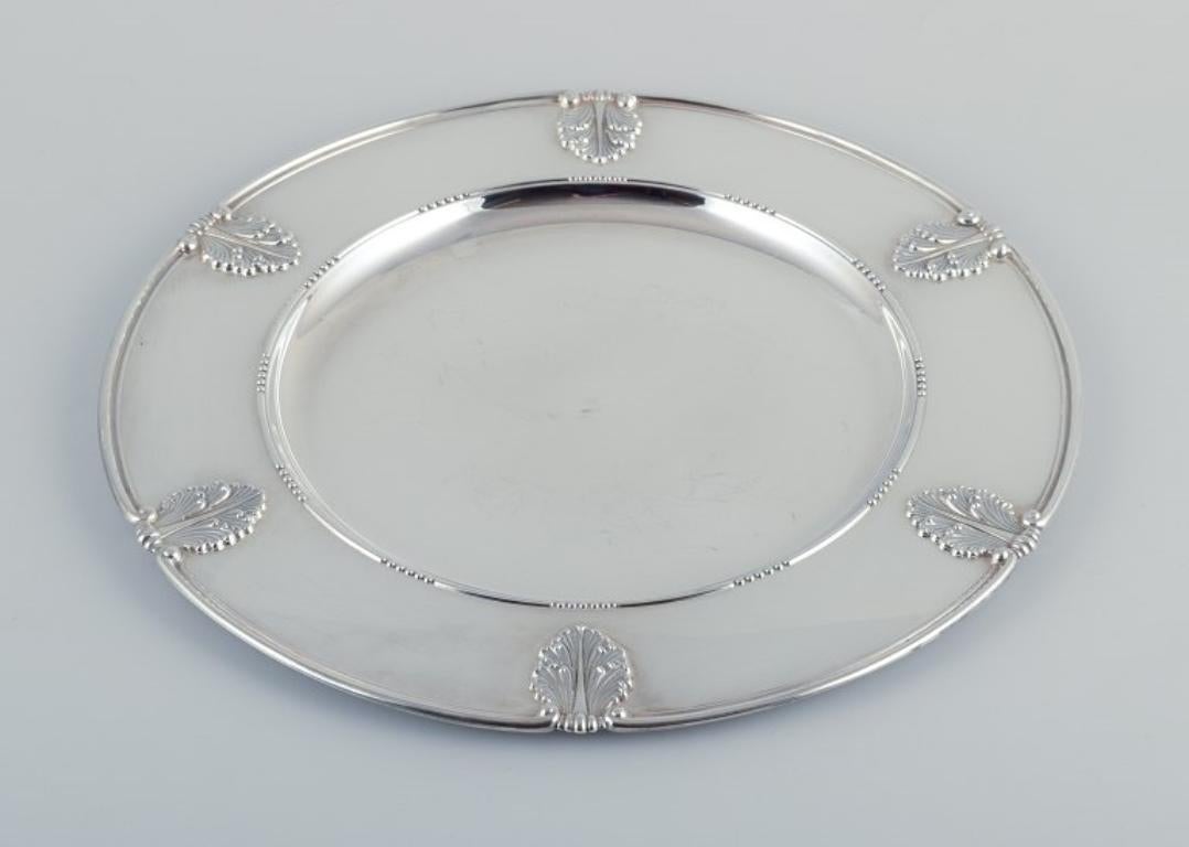 Gianmaria Buccellati, gran e impresionante plato de plata de ley.
Diseñado con hojas de acanto.
Hallmarked.
Aproximadamente de la década de 1930.
En perfecto estado.
Se adapta a un plato con un diámetro de 19,0 cm.
Dimensiones: Diámetro 31,5