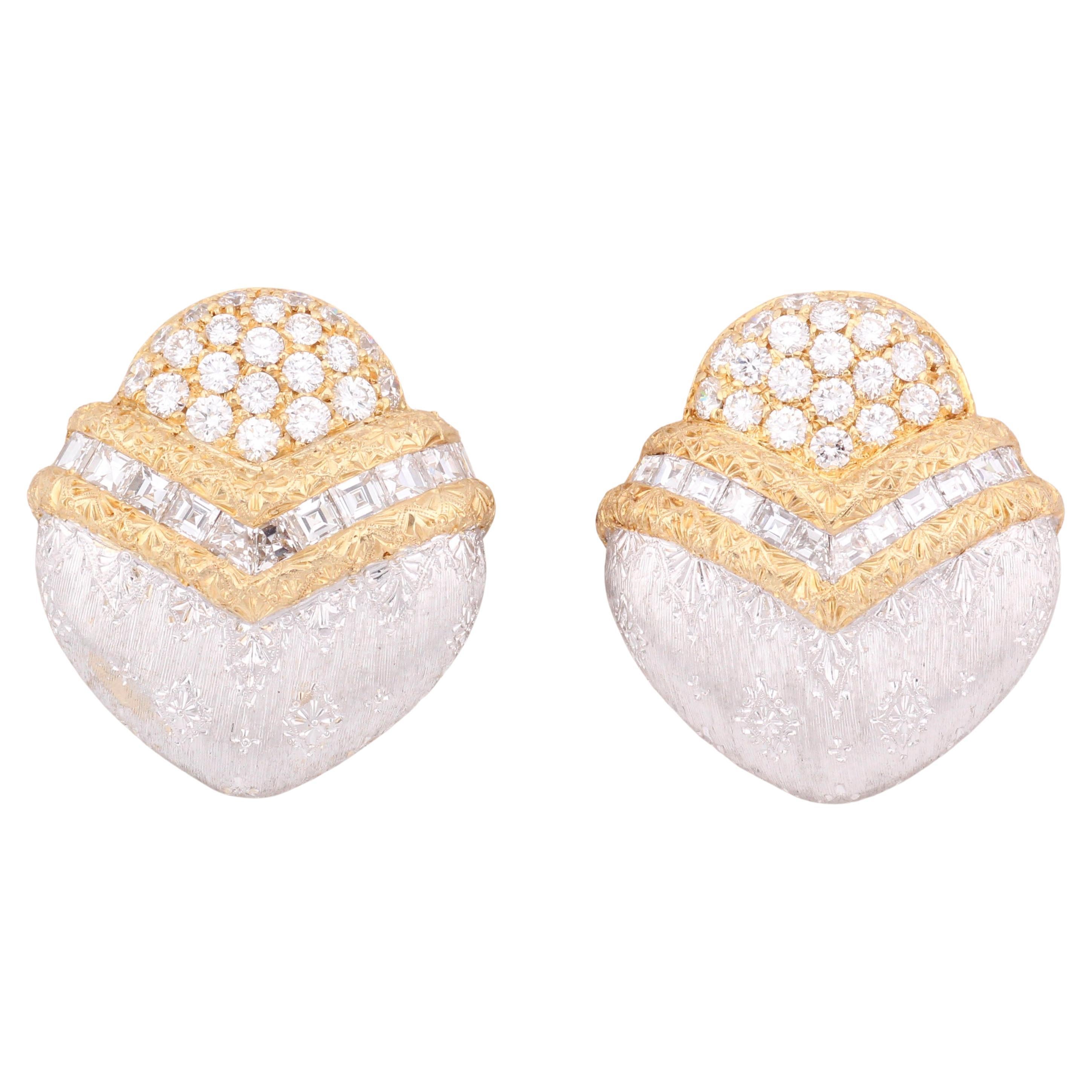 Ces boucles d'oreilles ornées de Gianmaria Buccellati en or blanc et jaune 18 carats sont serties de diamants ronds de taille brillant et carrée dans une forme sculpturale semblable à un bouclier.

Chaque boucle d'oreille a la forme d'un