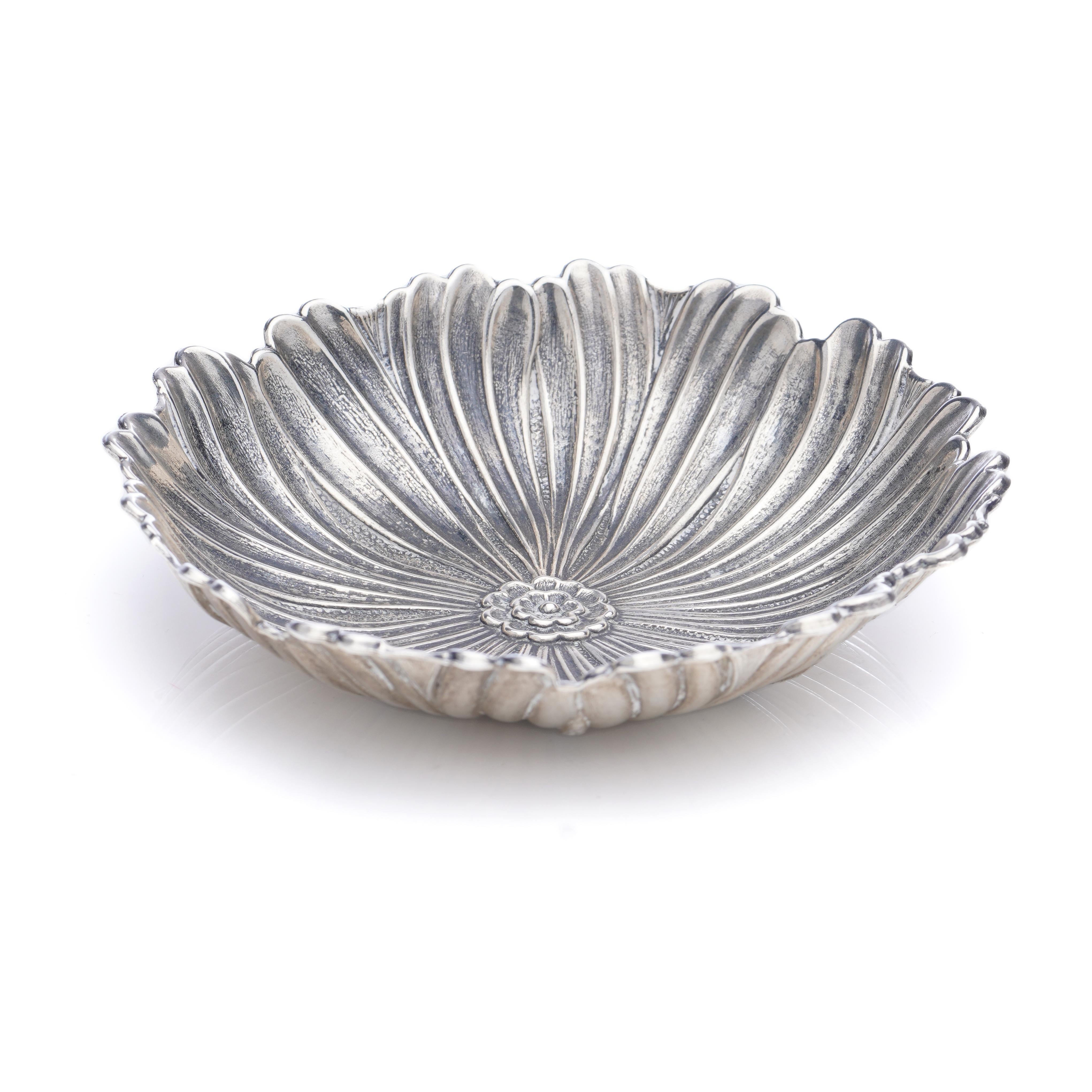 Gianmaria Buccellati silver lotus flower dish. 
Made in Italy Circa 1970's
Maker: Gianmaria Buccellati
Fully hallmarked. 

Dimensions - 
Size : diameter x height: 12.5 x 2.5 cm 
Total Weight : 106 grams

Condition: Pre-owned, minor signs of