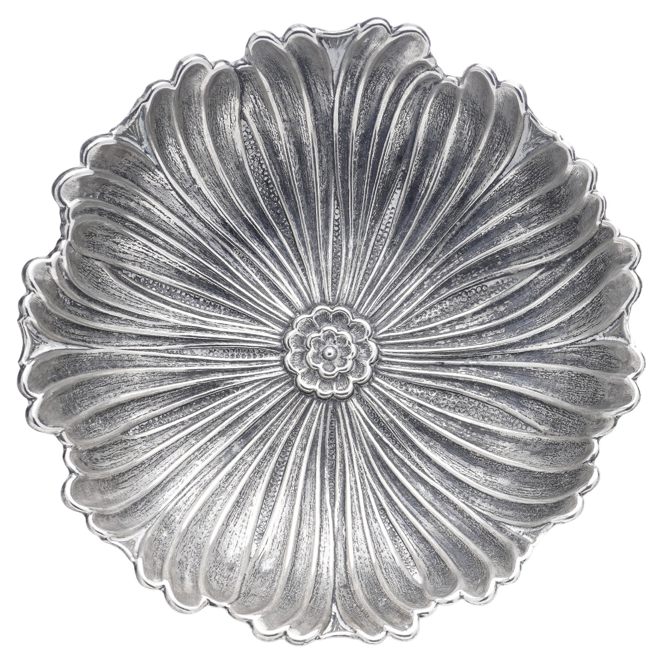 Plat à fleurs de lotus en argent Gianmaria Buccellati