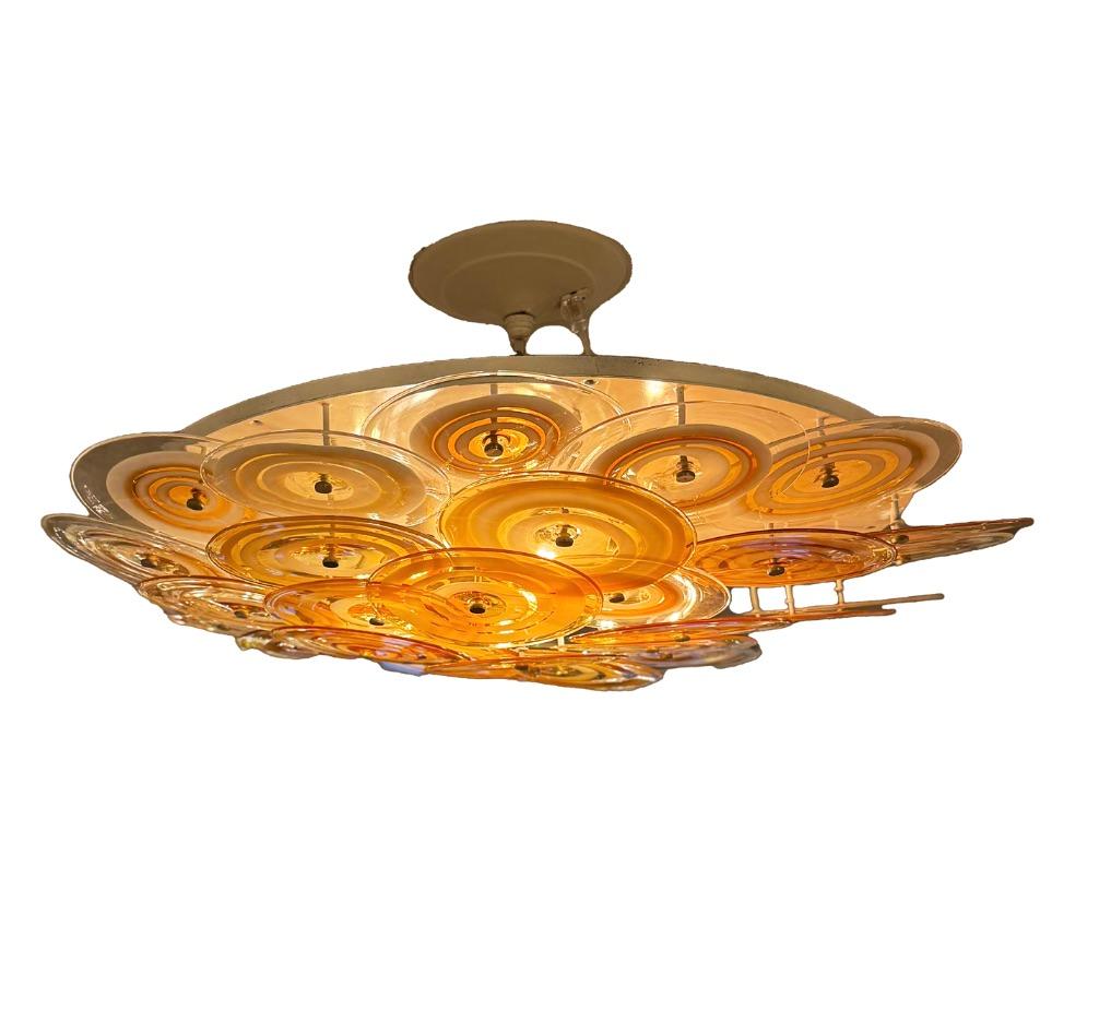 Une démonstration exquise de l'art verrier italien, ce luminaire encastré Gianmaria Potenza présente un verre paille transparent avec des bandes de verre lattimo dans des teintes ambrées chaudes et un cadre en métal blanc revêtu de poudre. Chaque