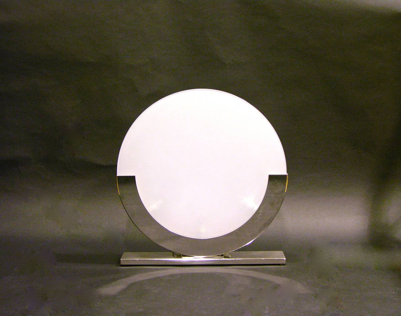 Giannella Ventura Italian Art-Deco Design White Chrome Modern Round Table Lamp 3