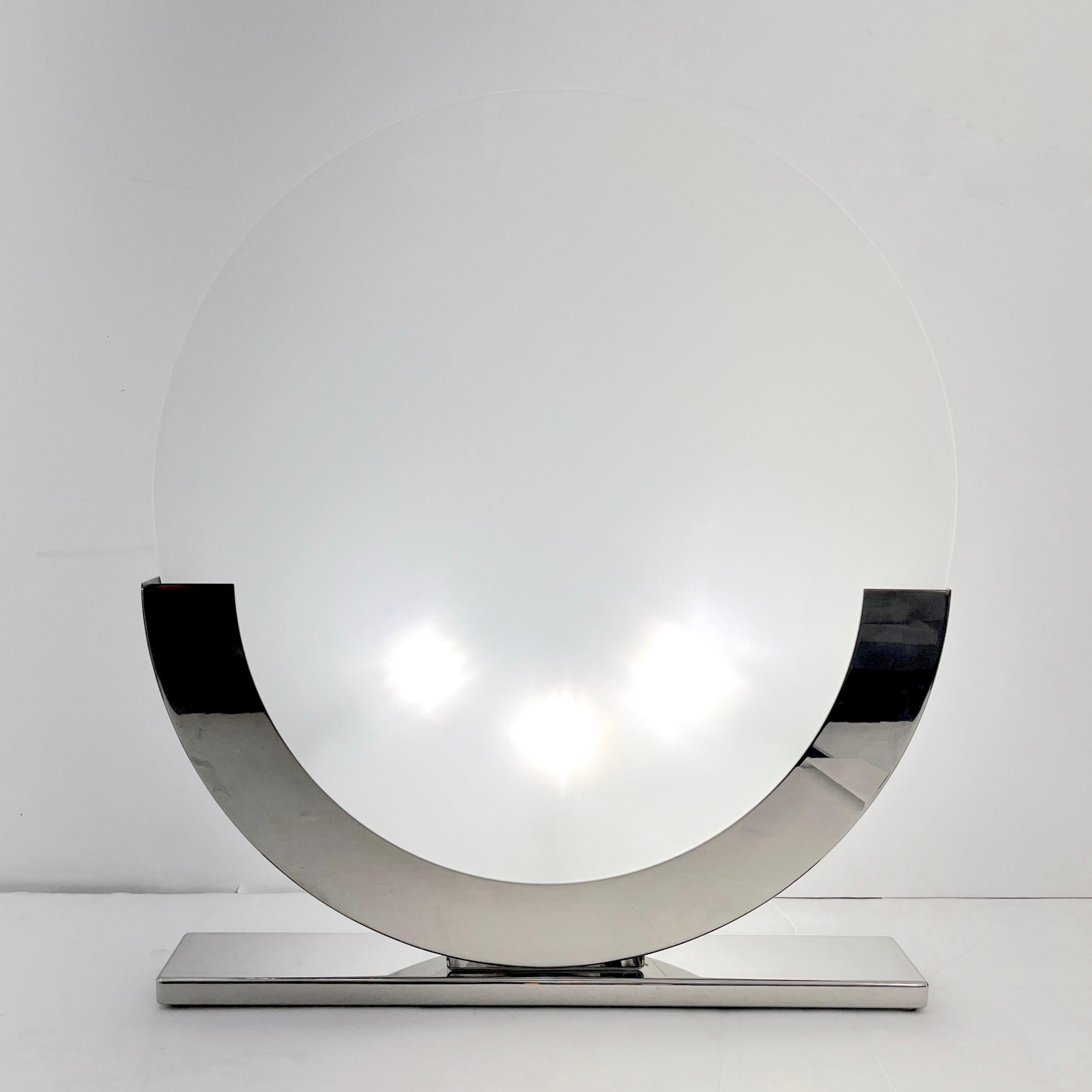 1990 exclusive Italian design lamp manufactured in Milan by a Company closed in the early 2000s, the Minimalist construction gives great elegance with its simplicity and uniqueness: Two high-quality frosted glass disks slide in a crescent-shaped