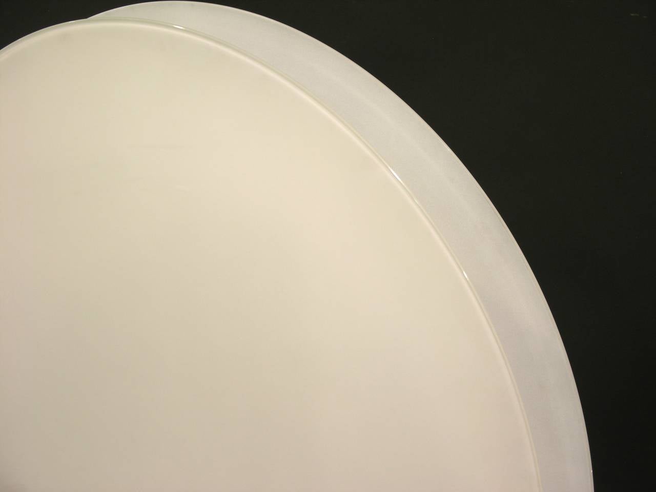 Giannella Ventura Italian Art-Deco Design White Chrome Modern Round Table Lamp In Excellent Condition In New York, NY