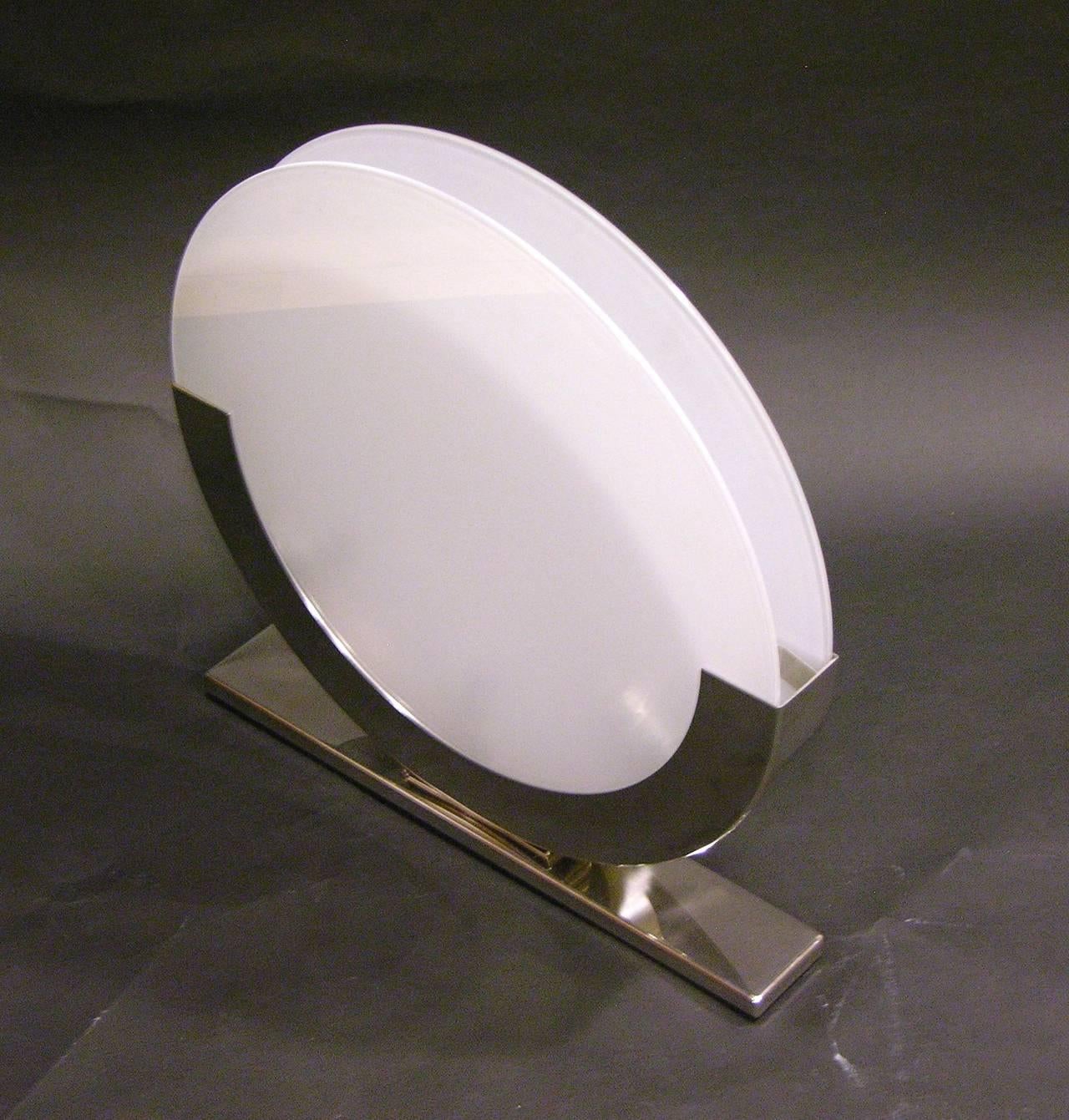 Giannella Ventura Italian Art-Deco Design White Chrome Modern Round Table Lamp In Excellent Condition In New York, NY