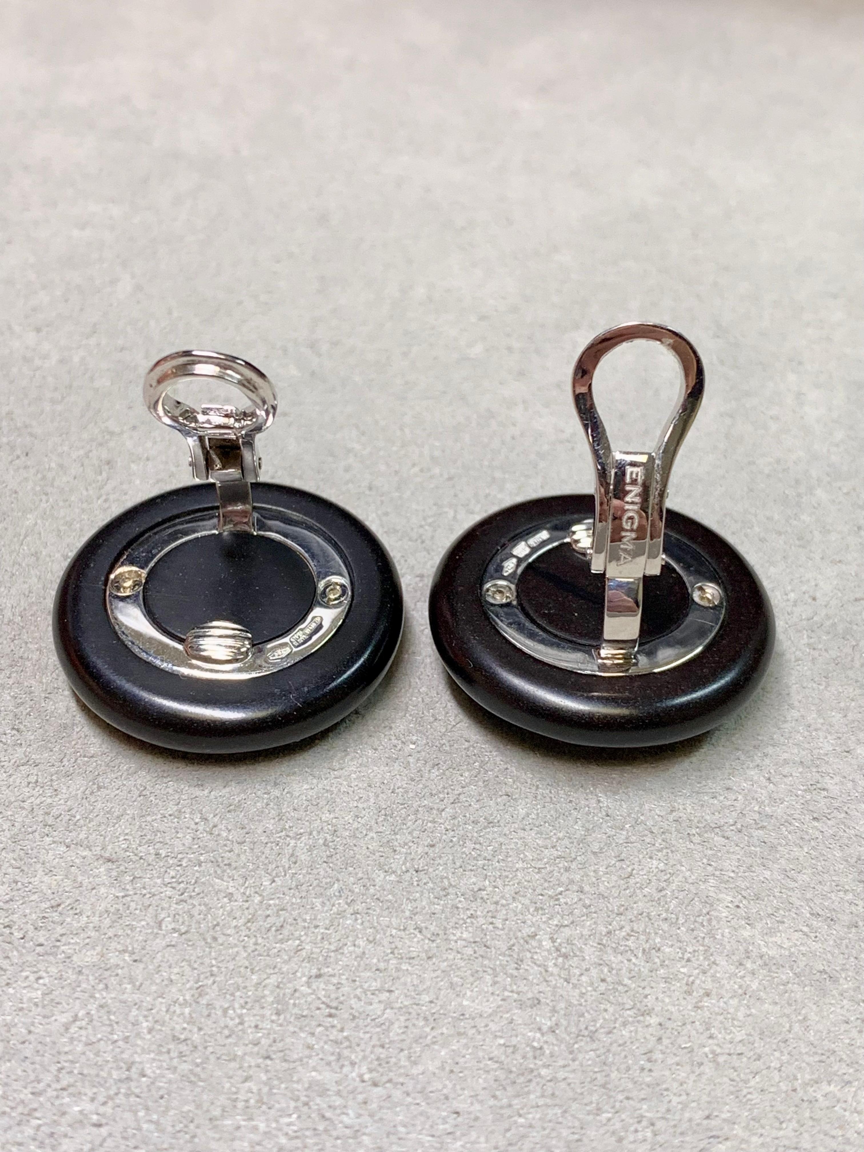Contemporary Gianni Bulgari Enigma 18K Diamond Jet Coral Lips Button Huggie Earrings For Sale