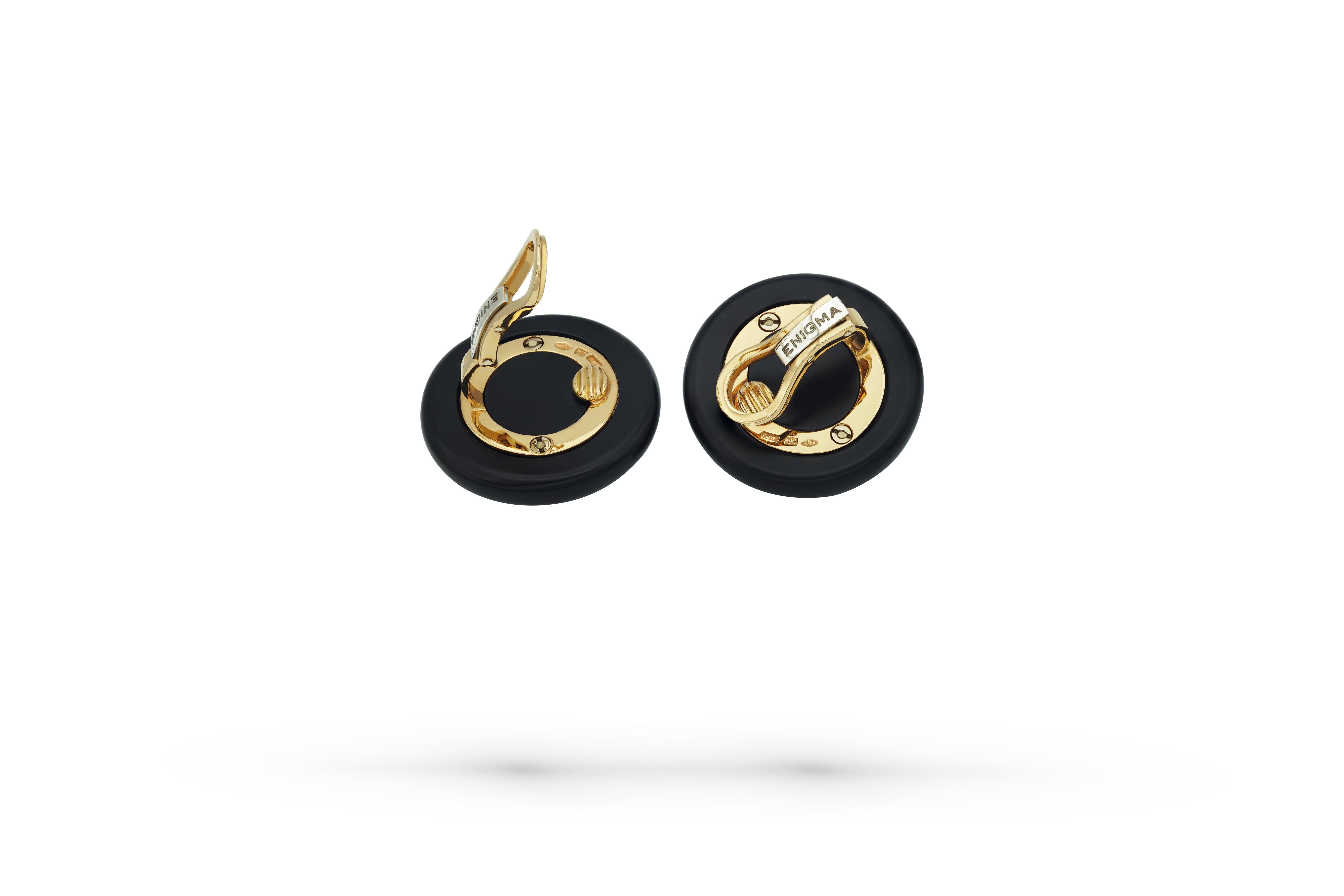 Gianni Bulgari model ENIGMA Earrings in jet and yellow gold, the central motif representing a mouth, the upper lip set with diamonds. 
(19,15 grs)