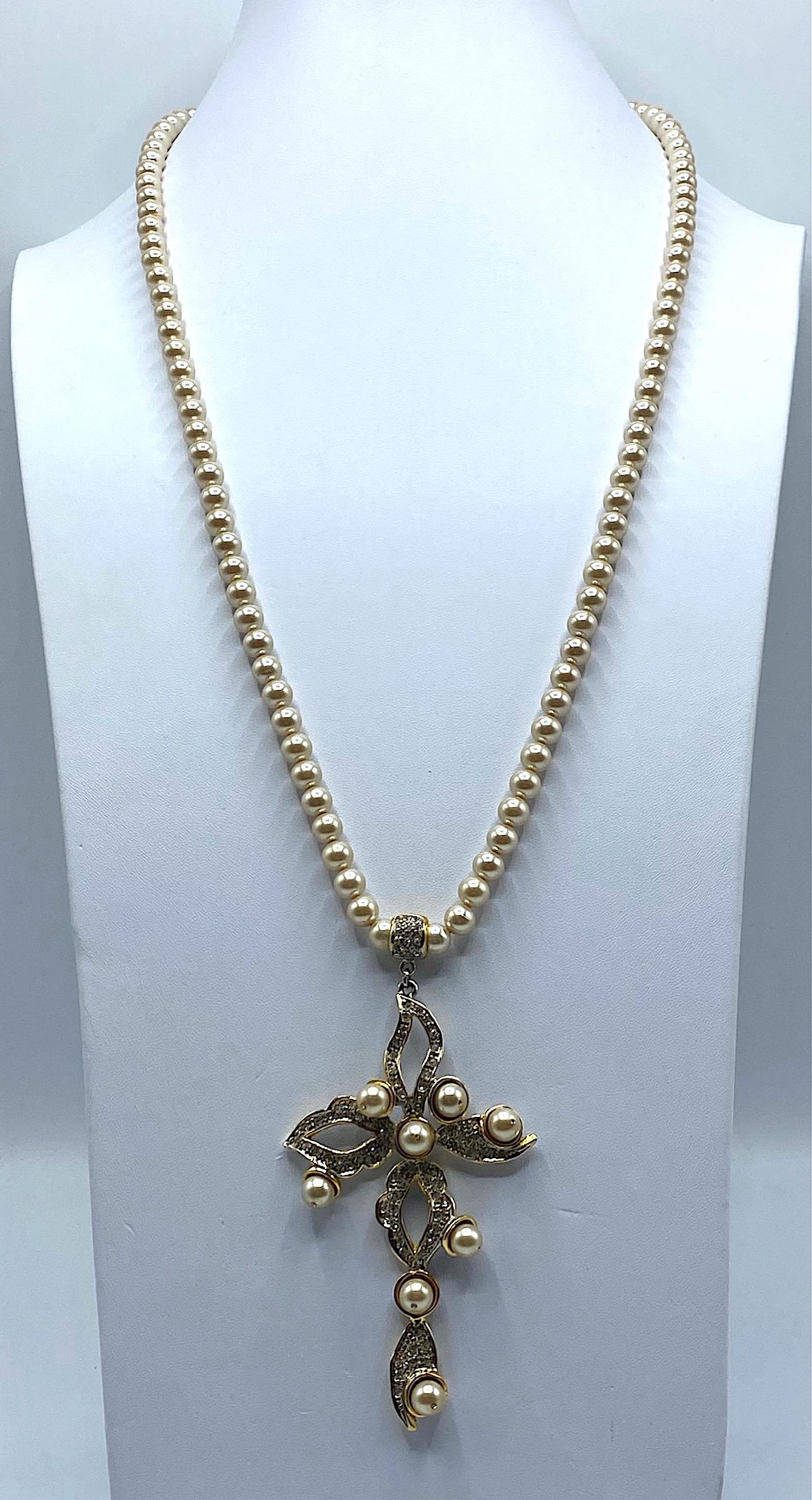 An amazing 1980s faux pearl cross pendant necklace from noted Italian jewelry designer Gianni De Liguoro. The pearls are 7 mm in diameter and the necklace is 31.5 inches long. The cross pendant is 2.38 inches wide and 4 inches long not including the