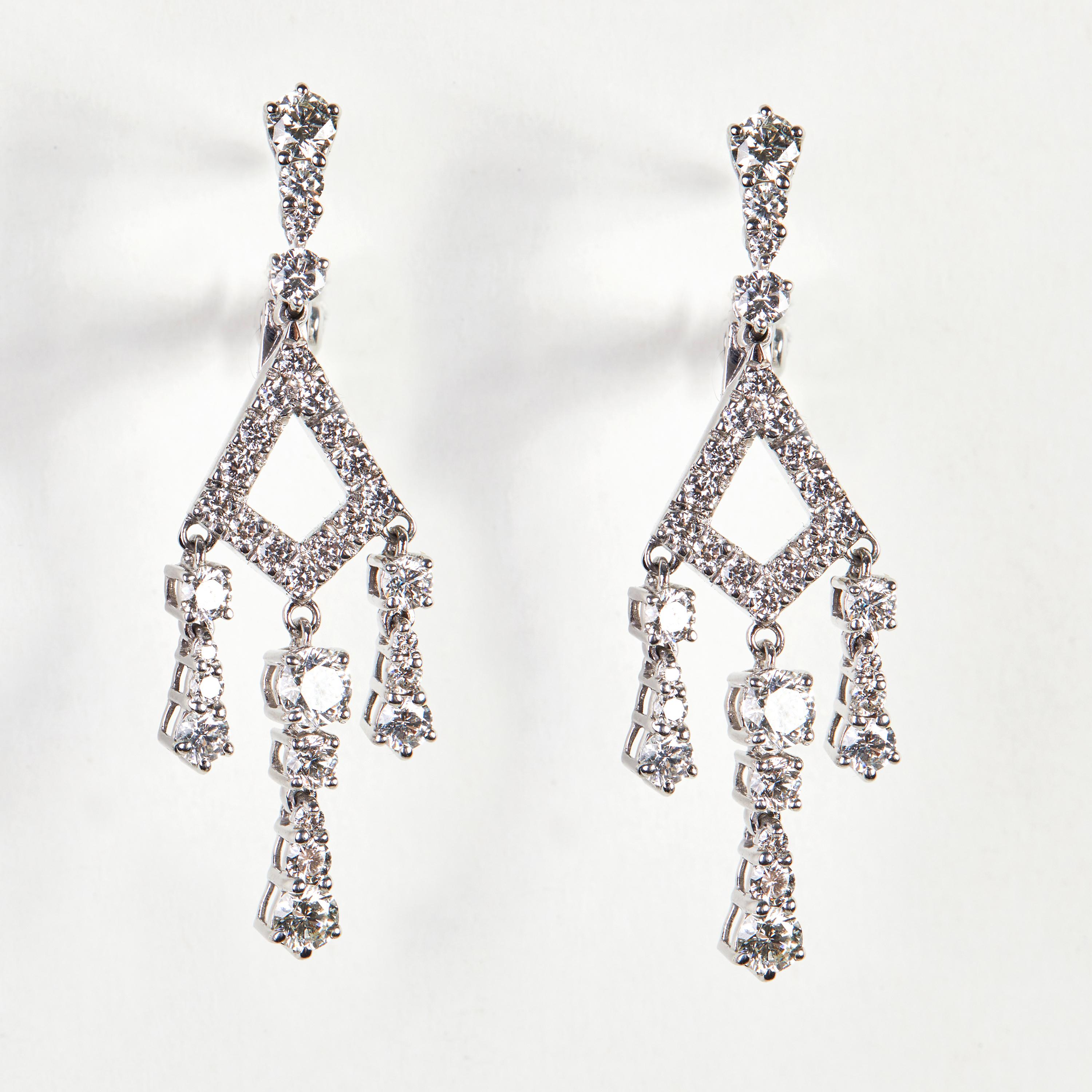 Orecchini Oro Bianco 18 K Gianni Lazzaro

Diamanti 62-2,05 ct HSI 

Con un patrimonio di antiche tradizioni di alta gioielleria svizzera, NATKINA è un marchio di gioielli con sede a Ginevra che crea capolavori di gioielleria moderna adatti alla vita