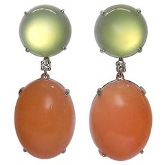 Gianni Lazzaro, boucles d'oreilles pendantes en or blanc 18 carats avec diamants et cabochon Mondsteine en maille précieuse