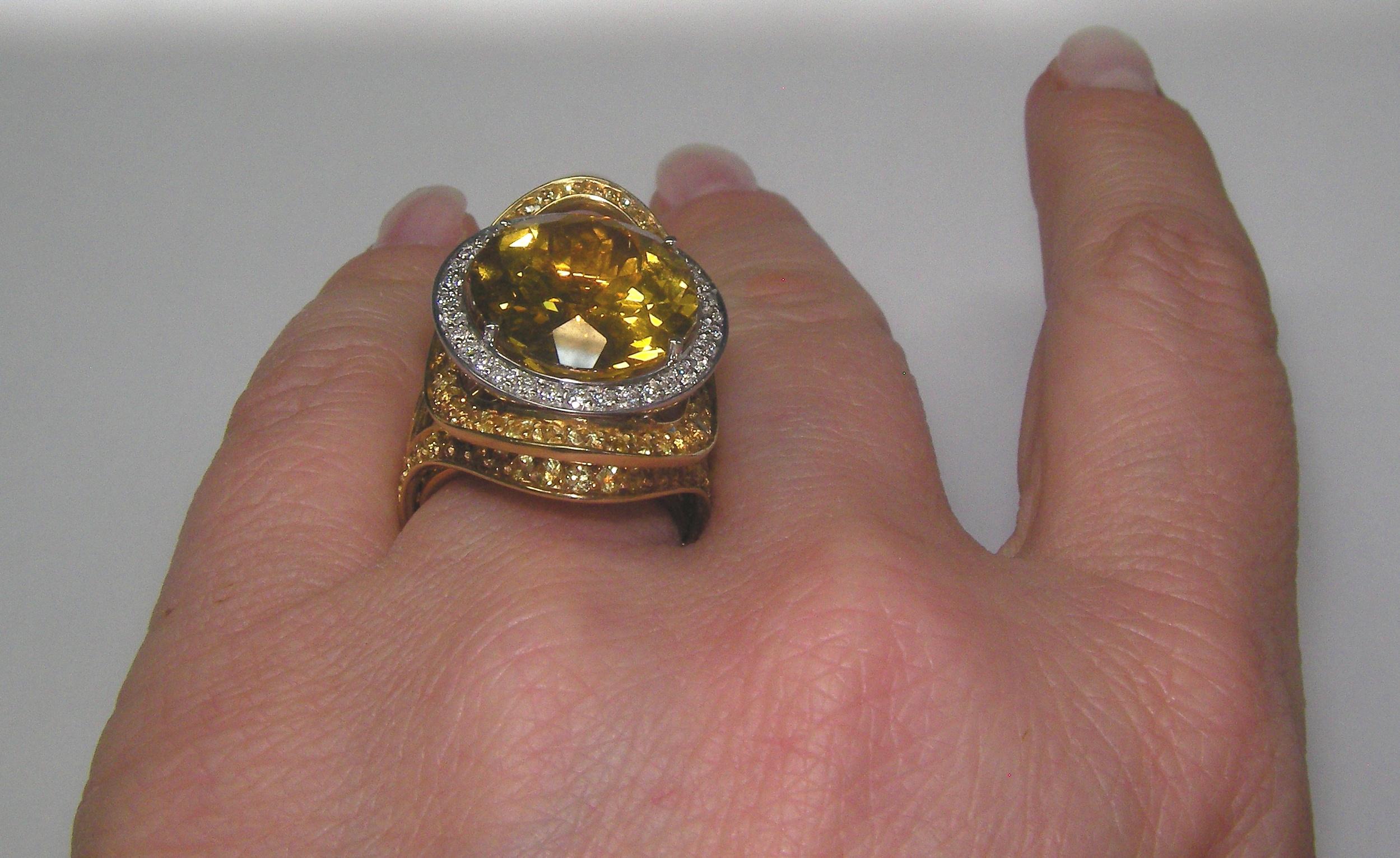 Round Cut Gianni Lazzaro Rare Yellow Sapphire 12.13 Ct Beryl Diamond Yellow 18K Gold Ring For Sale