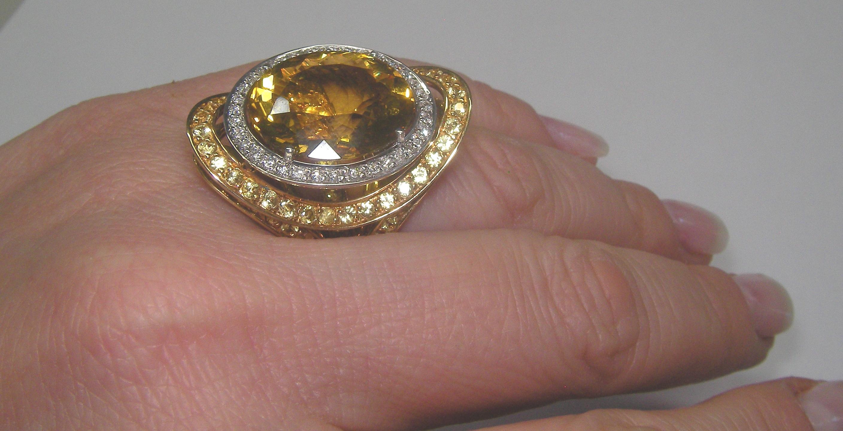 Gianni Lazzaro Rare Yellow Sapphire 12.13 Ct Beryl Diamond Yellow 18K Gold Ring In New Condition For Sale In Montreux, CH