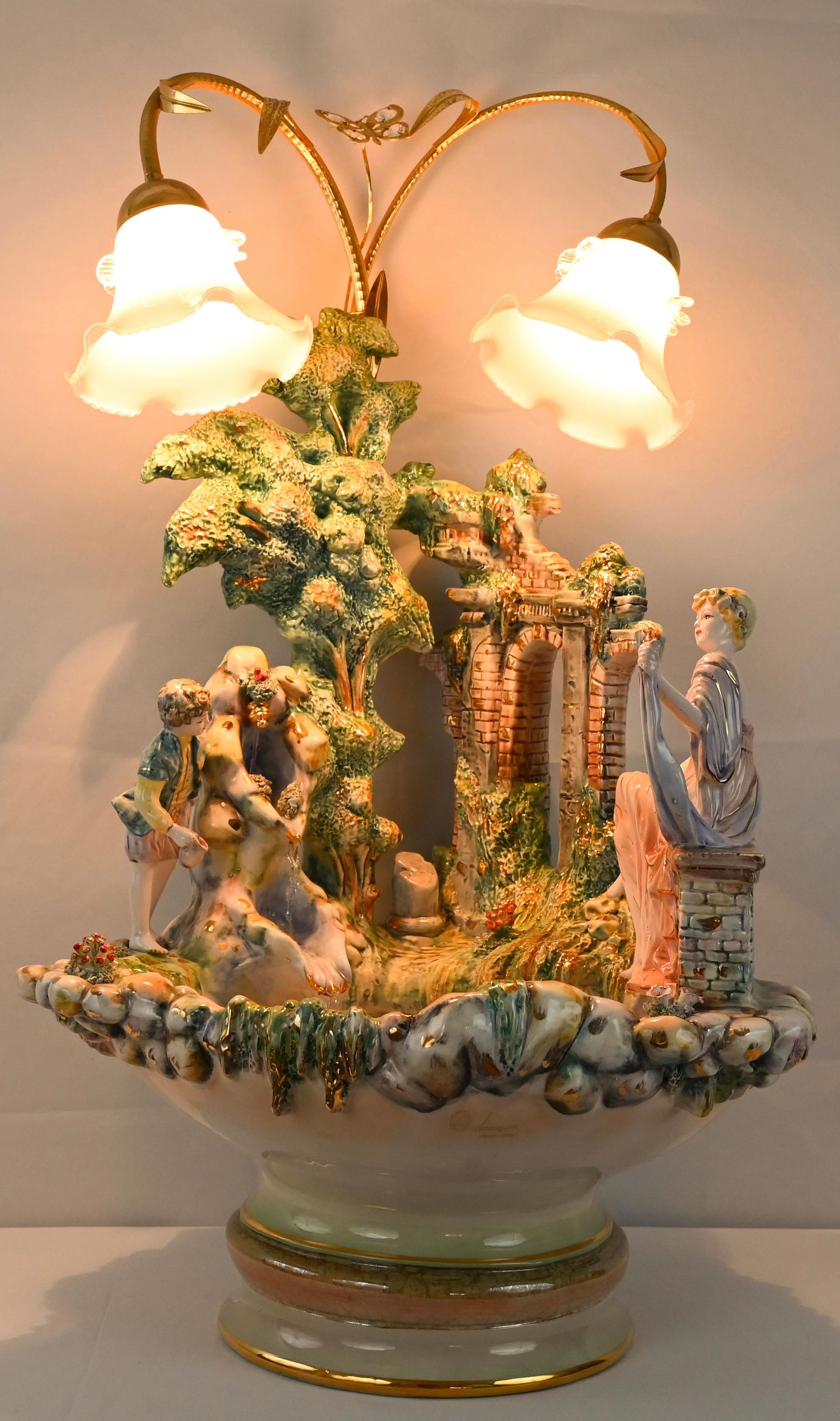 Ein beleuchteter Springbrunnen oder eine Vogeltränke aus italienischem Porzellan von sehr guter Qualität in einer Größe, die perfekt für jeden Innen- oder Außenbereich ist. Das schöne handgefertigte Porzellan wurde von Gianni Lorenzon entworfen.