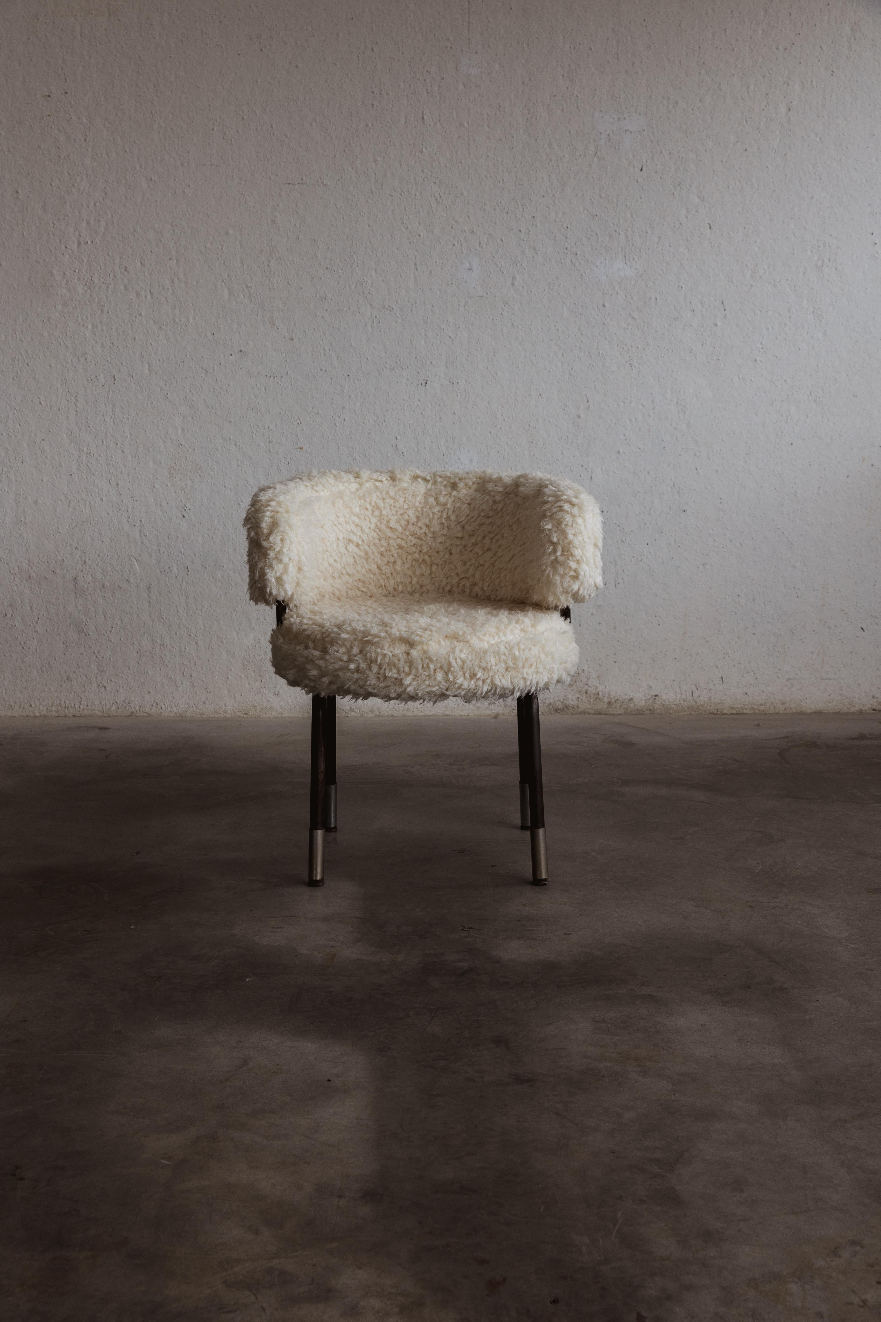 Gianni Moscatelli dining chairs for Formanova, faux-fur and iron, Italy, 1968, set of eight.

These chairs represent timeless items designed by Gianni Moscatelli for Formanova in the 1960s. Its design features pure and functional lines, enhanced by